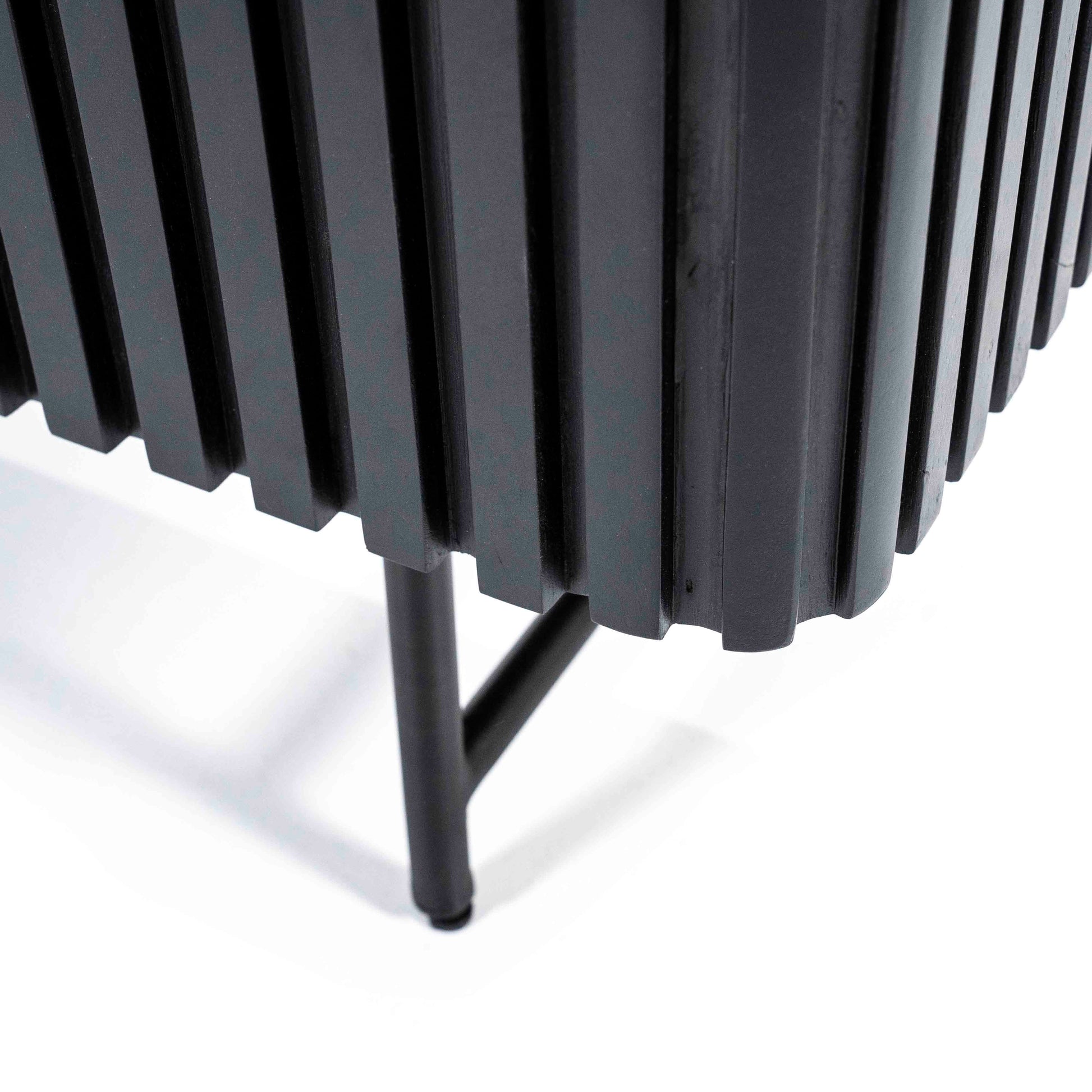 Remi skap i svart mangotre og metallben.