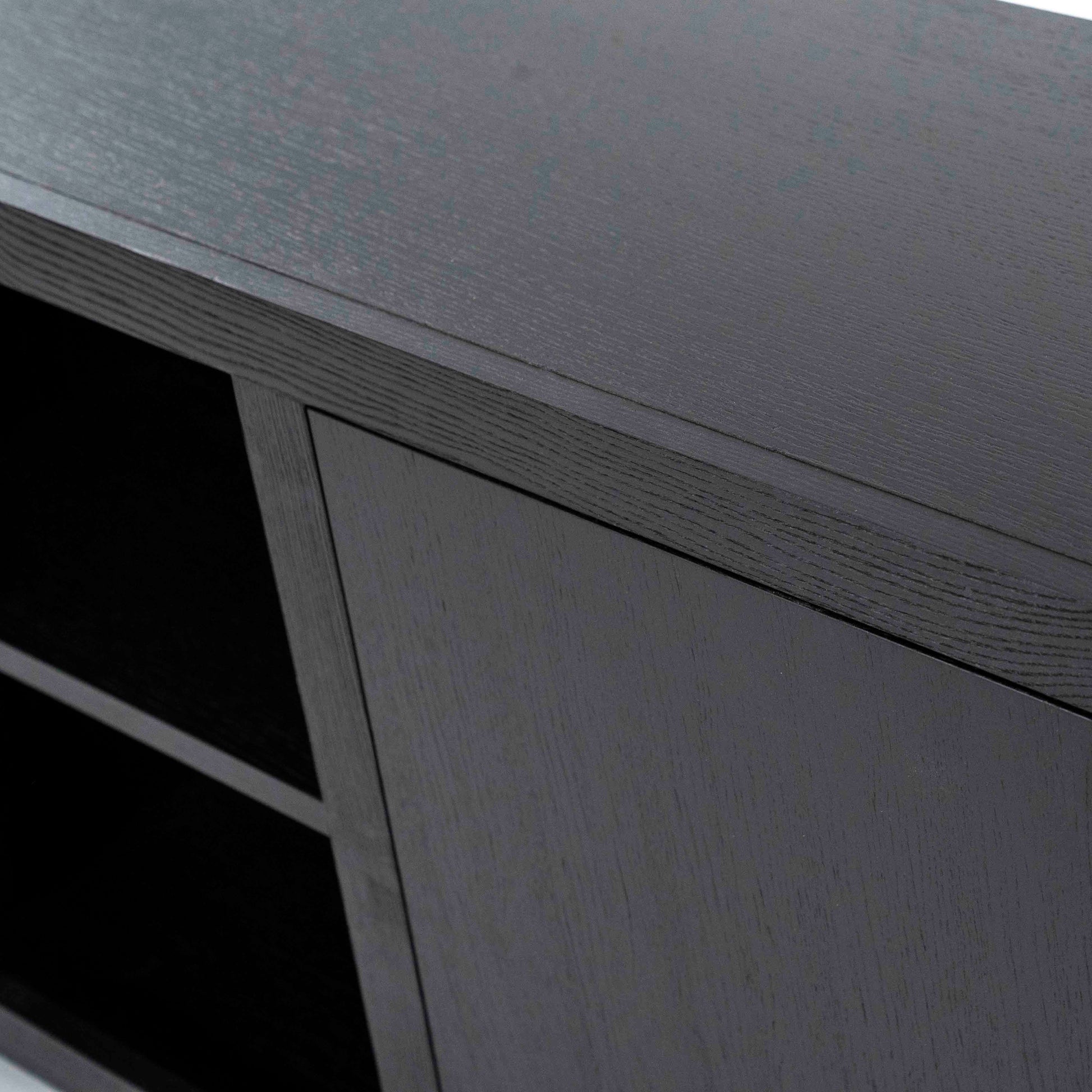 TV-benk i svart eik med skapdører og skuffer