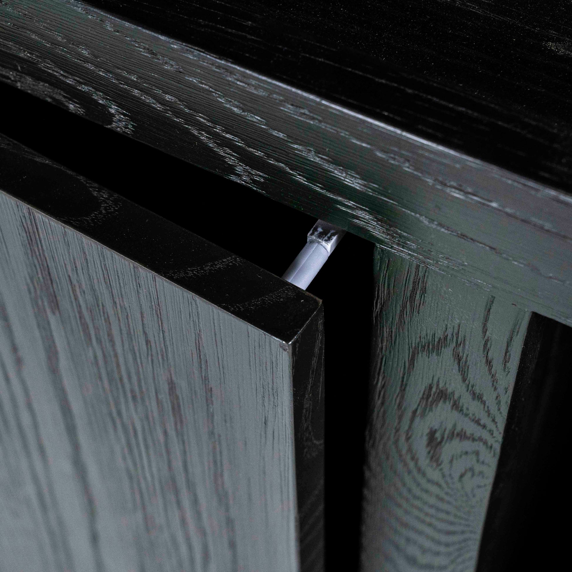 Helsinki bokhylle med dører. Svart eik.