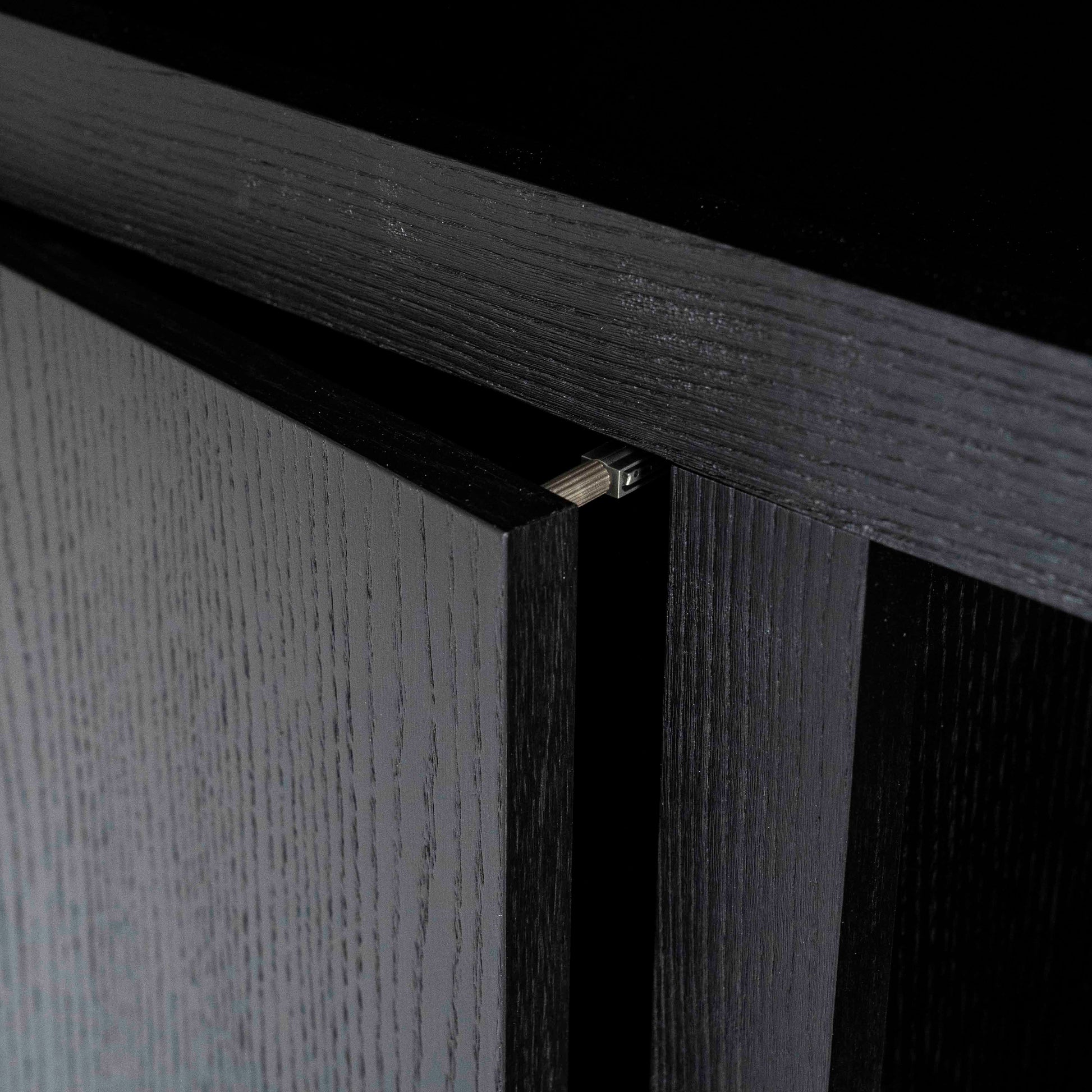 Helsinki bokhylle med dører. Svart eik.