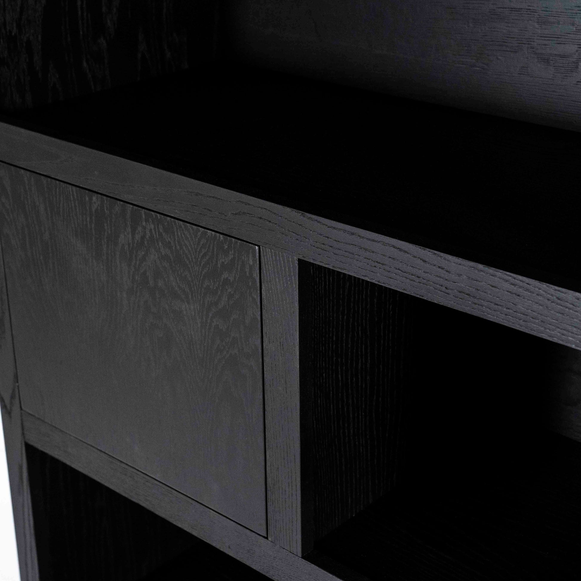 Helsinki bokhylle med skuffer og dører. Svart eik.