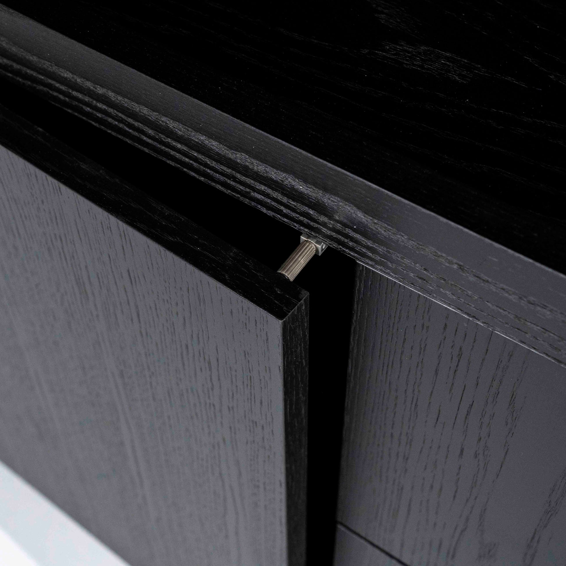 Helsinki bokhylle med skuffer og dører. Svart eik.