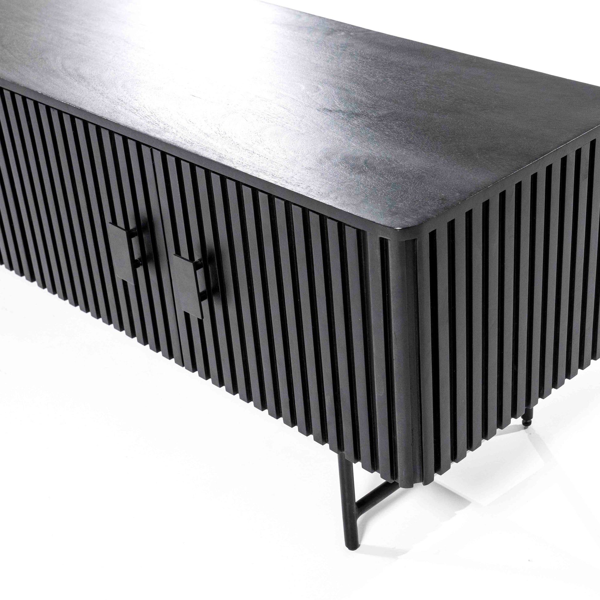 TV-benk i svart mangotre. Knotter og ben i svart metall.