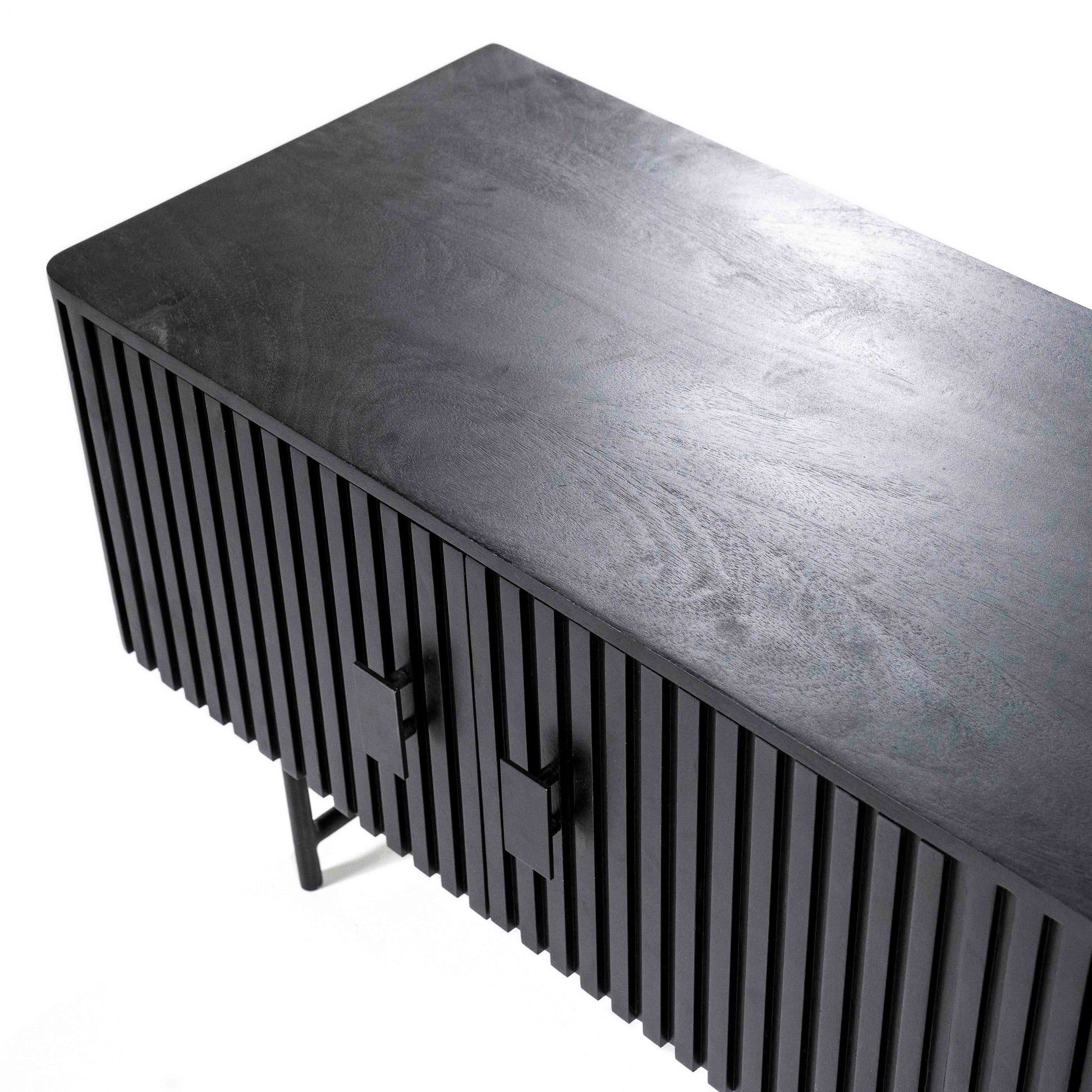 TV-benk i svart mangotre. Knotter og ben i svart metall.