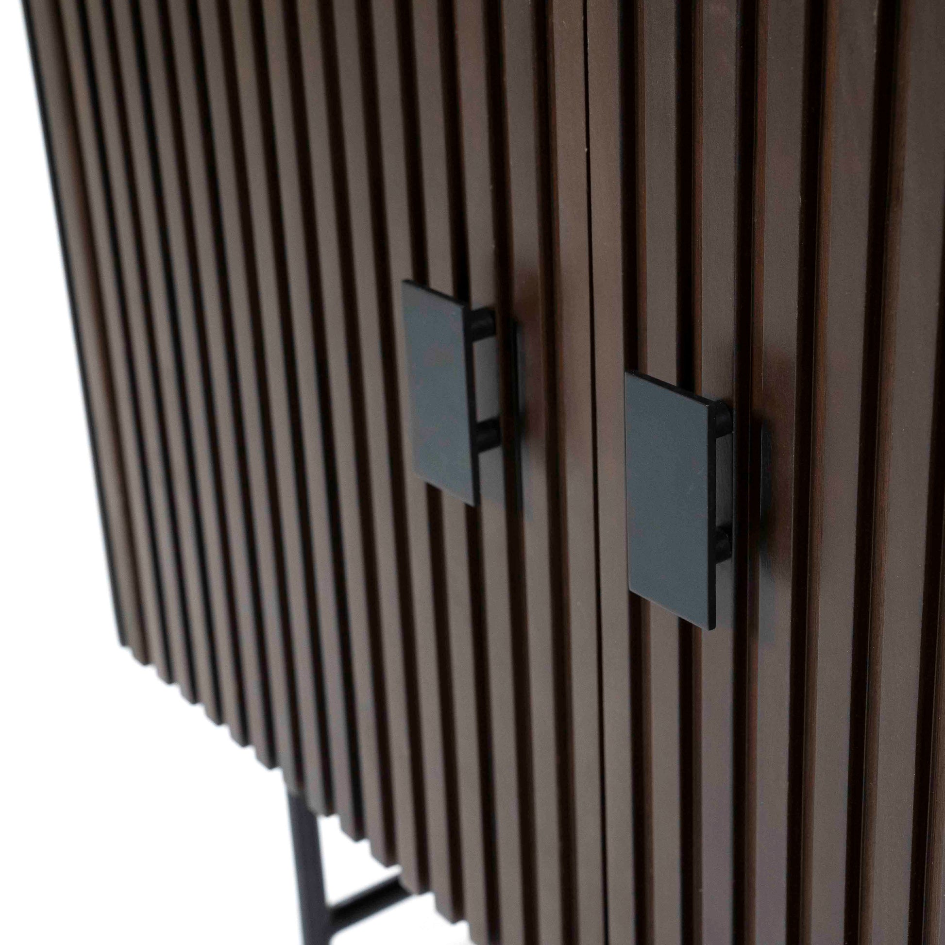 Remi bokhylle med dører. Brunt mangotre