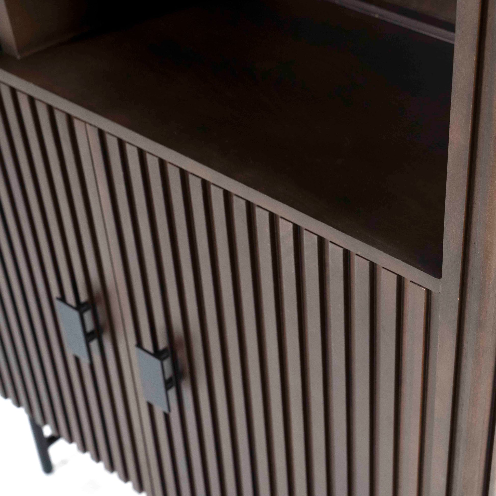 Remi bokhylle med dører. Brunt mangotre