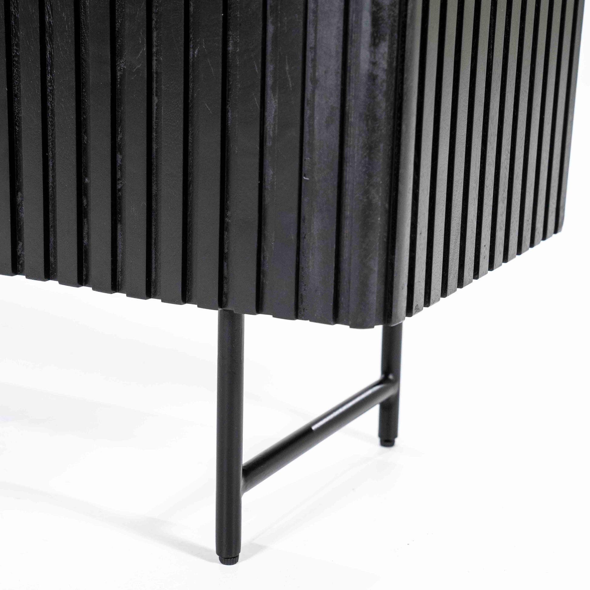 Remi bokhylle med dører. Svart mangotre.