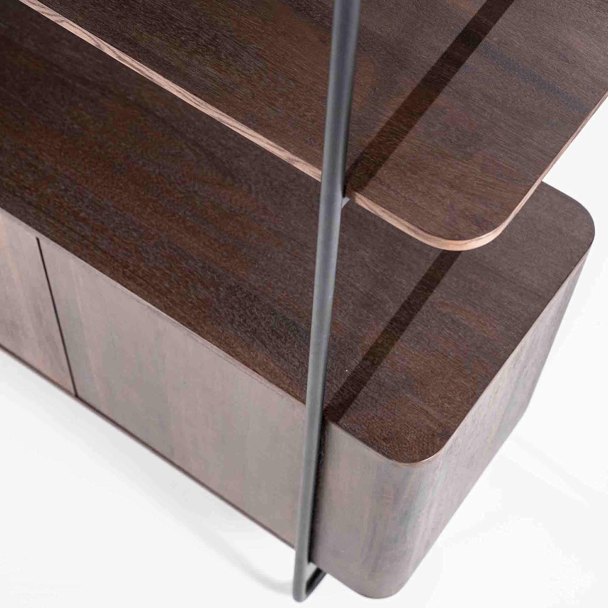 James bokhylle i mangotre og metall.