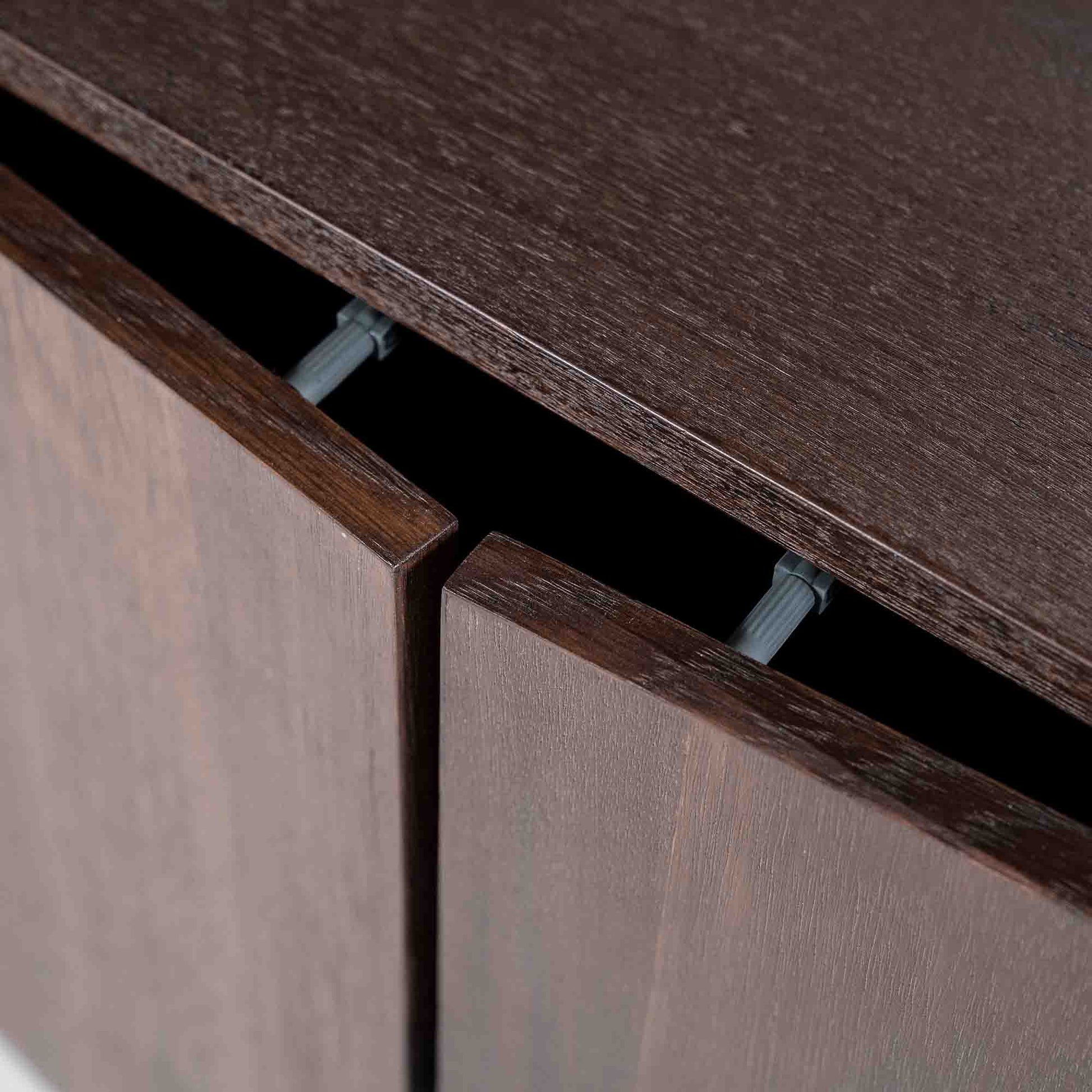 James bokhylle i mangotre og metall.