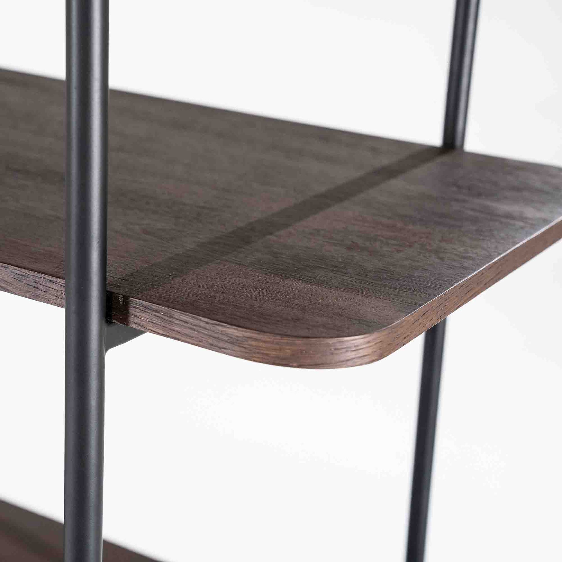 James bokhylle i mangotre og metall.