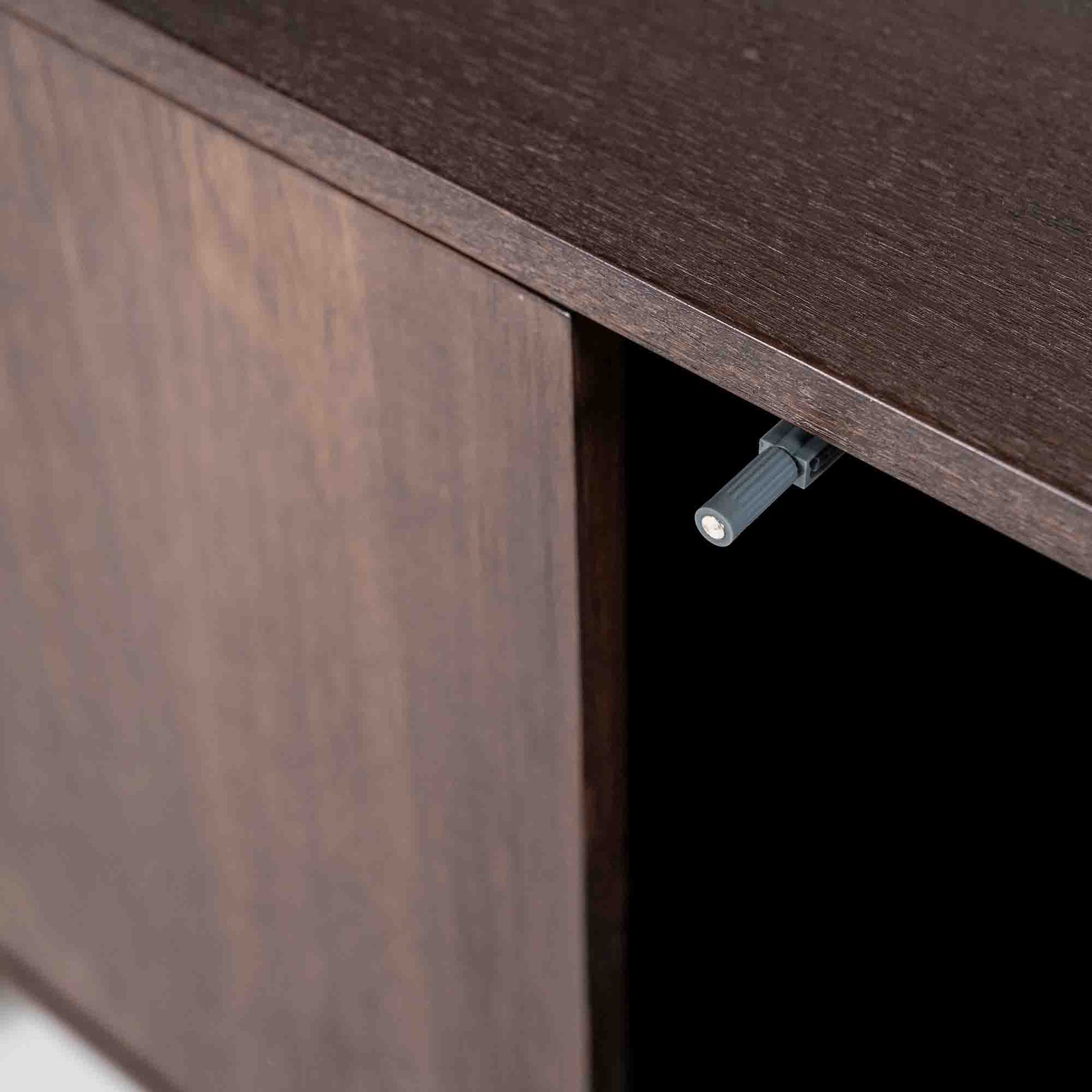 James bokhylle i mangotre og metall.