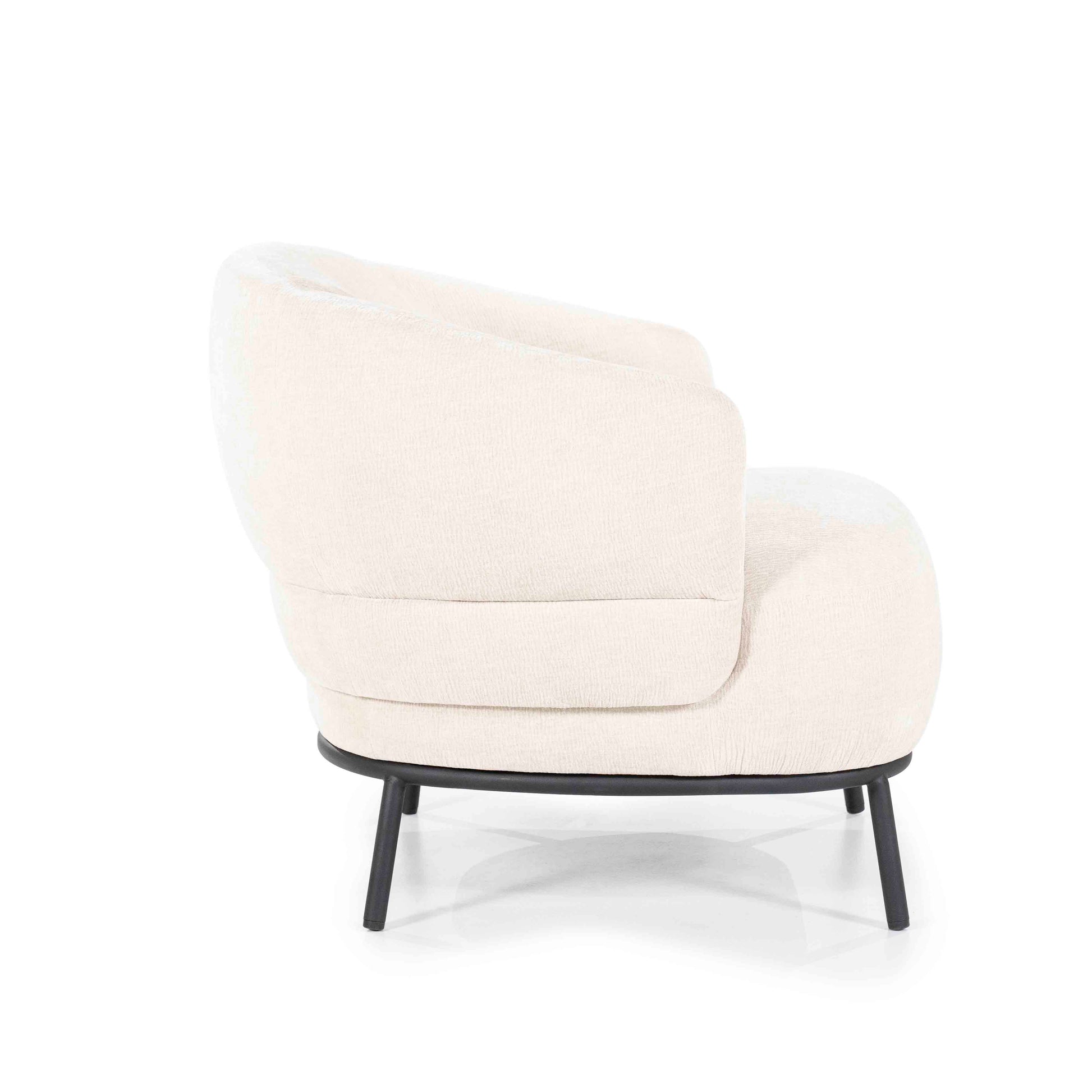David lysbeige lenestiol med metallben. Loungestol / Lounge chair