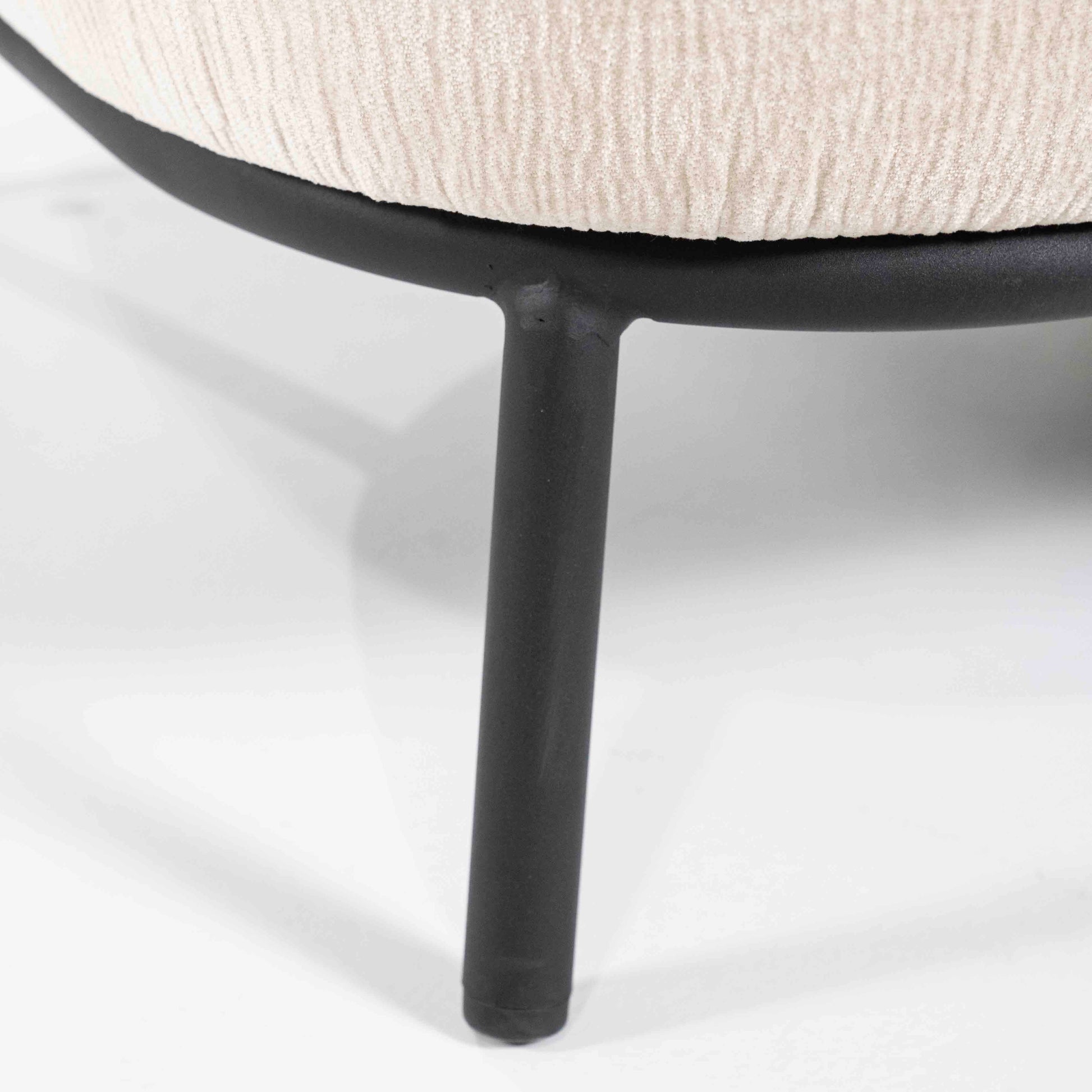 David lysbeige lenestiol med metallben. Loungestol / Lounge chair