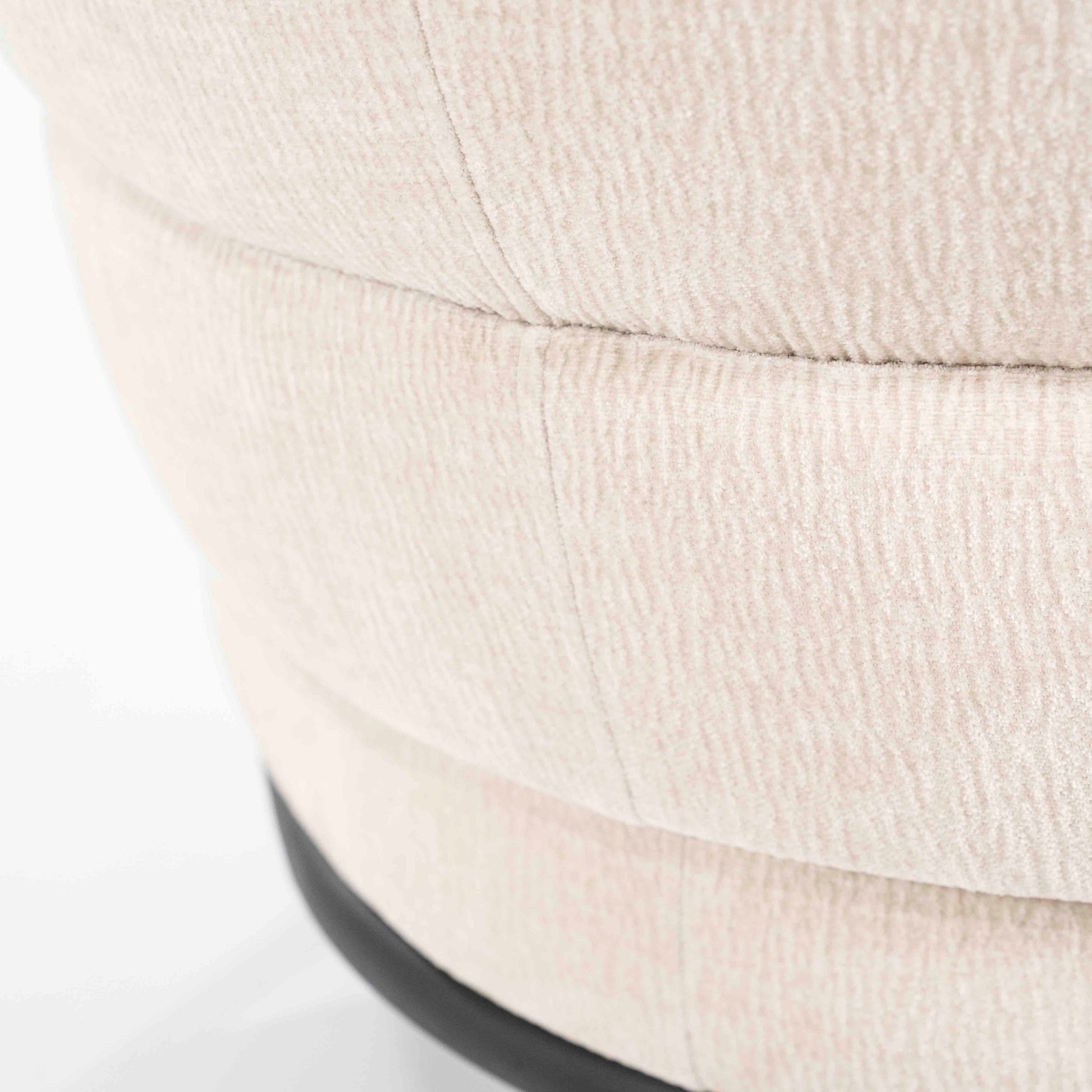 David lysbeige lenestiol med metallben. Loungestol / Lounge chair