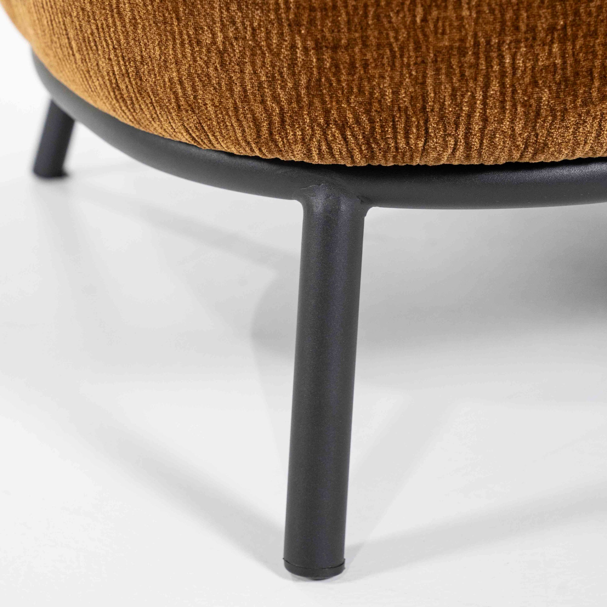 David lenestol i mørk, gylden sennepsfarge. Loungestol med metallben. Lounge chair