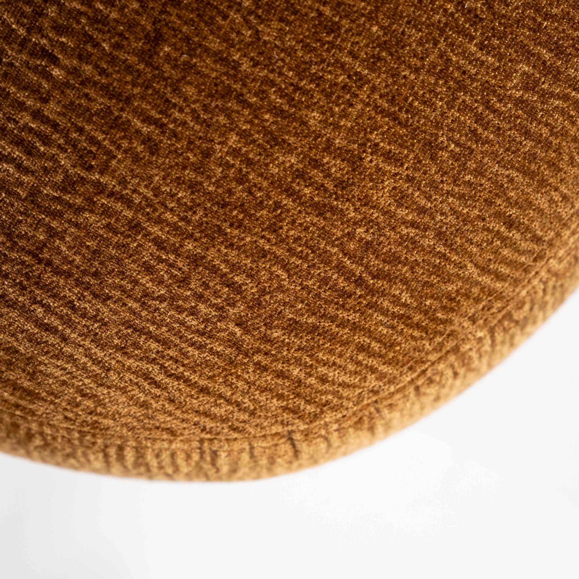 David lenestol i mørk, gylden sennepsfarge. Loungestol med metallben. Lounge chair