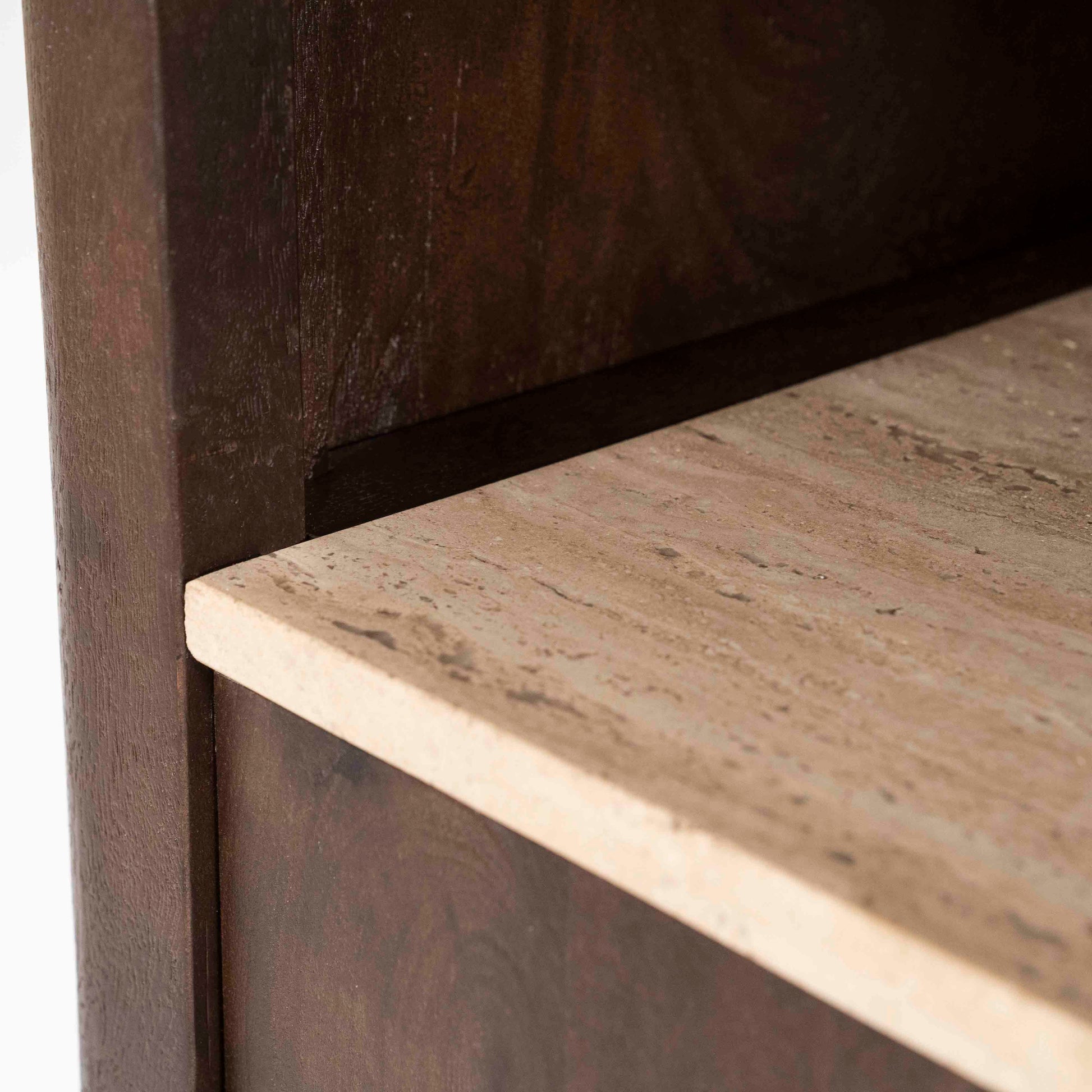 Lio Bokhylle i brunt mangotre og travertin