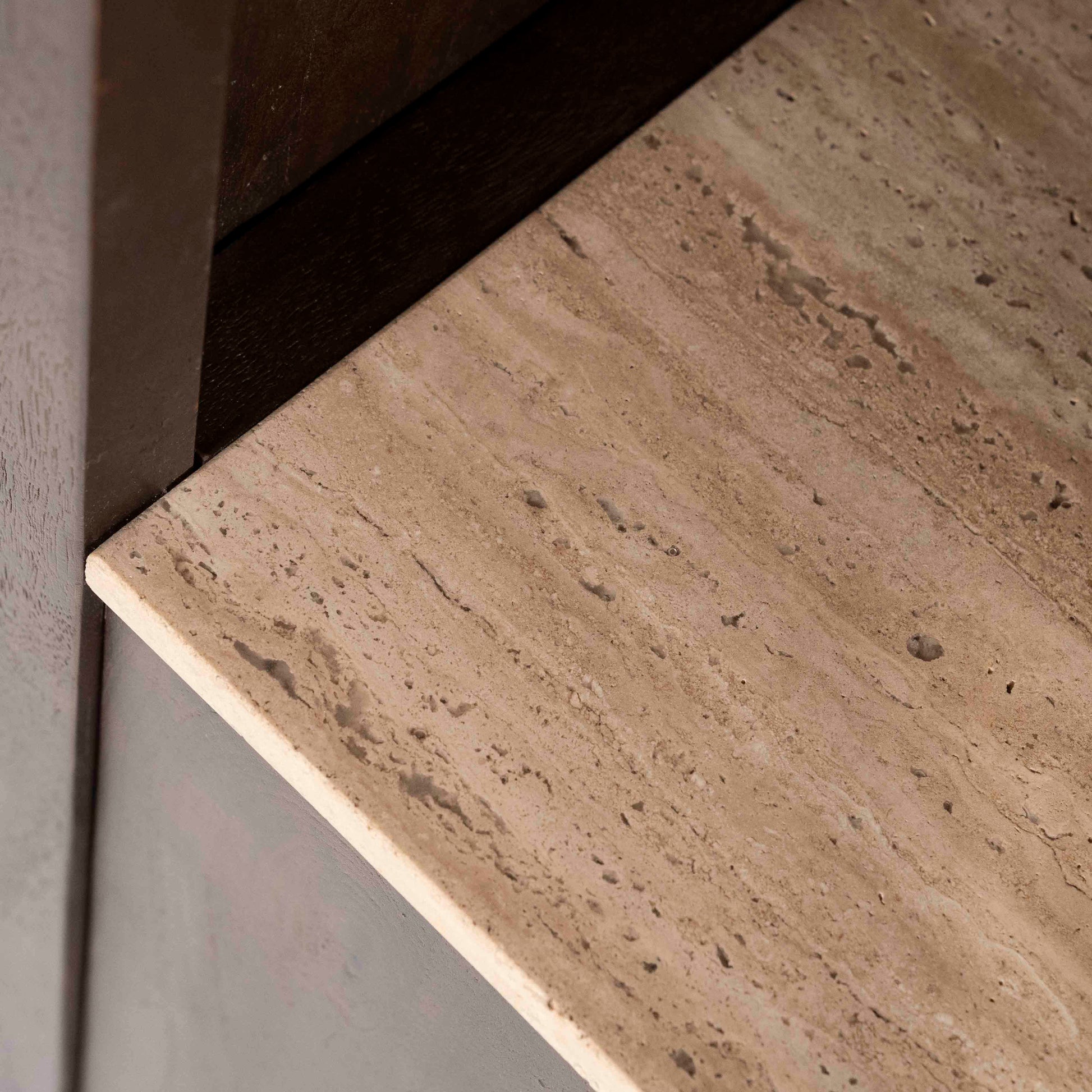 Lio Bokhylle i brunt mangotre og travertin