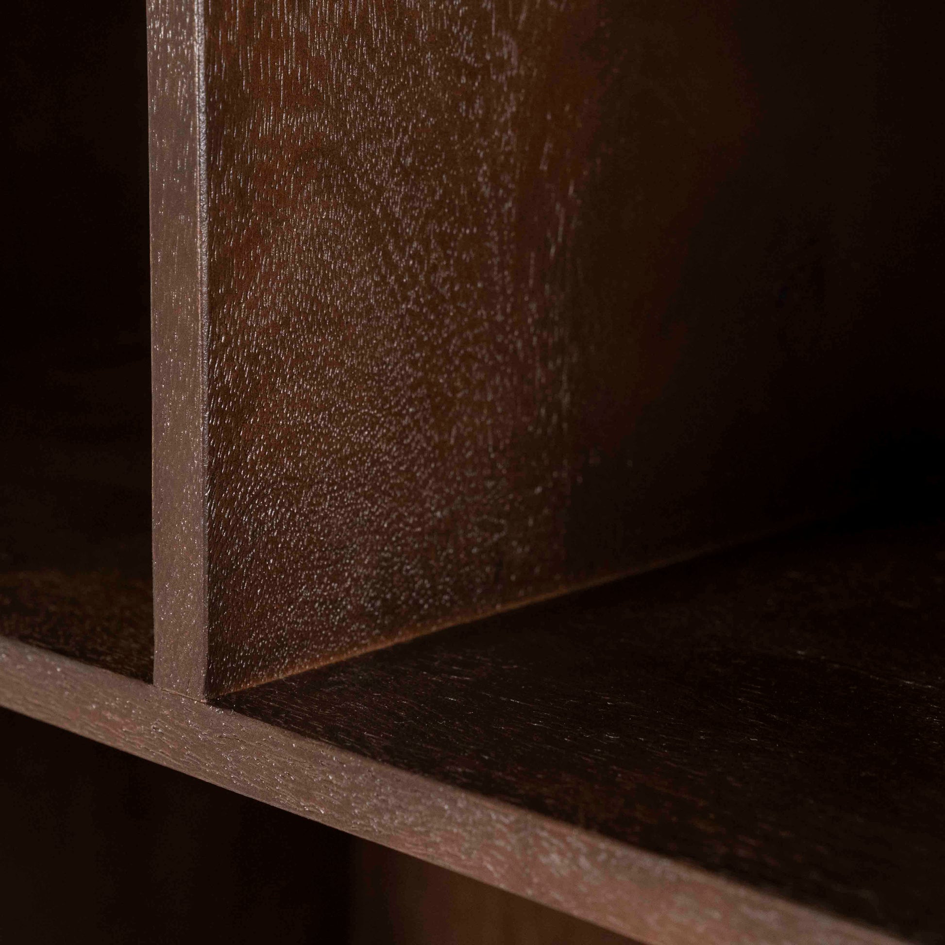 Lio Bokhylle i brunt mangotre og travertin