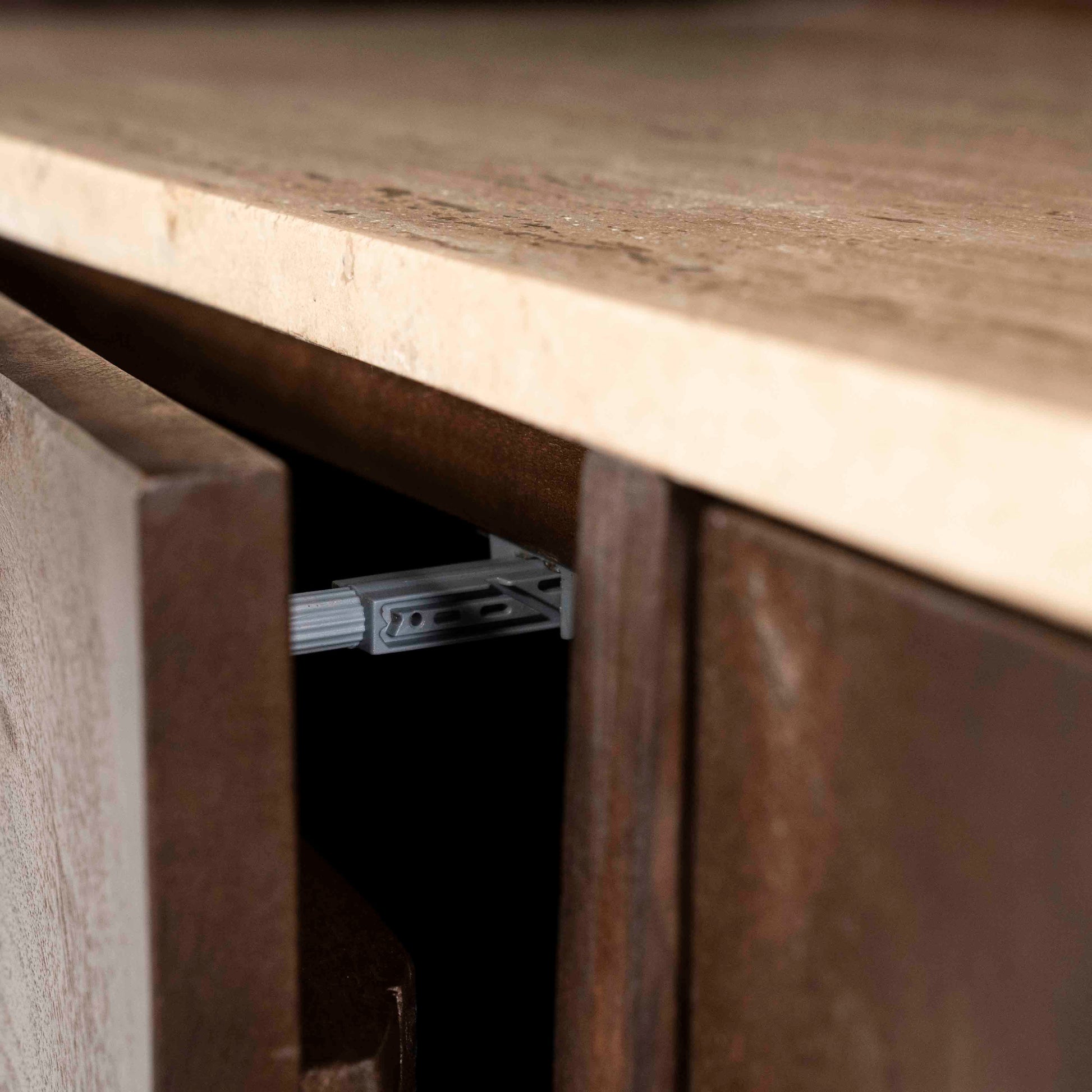 Lio Bokhylle i brunt mangotre og travertin