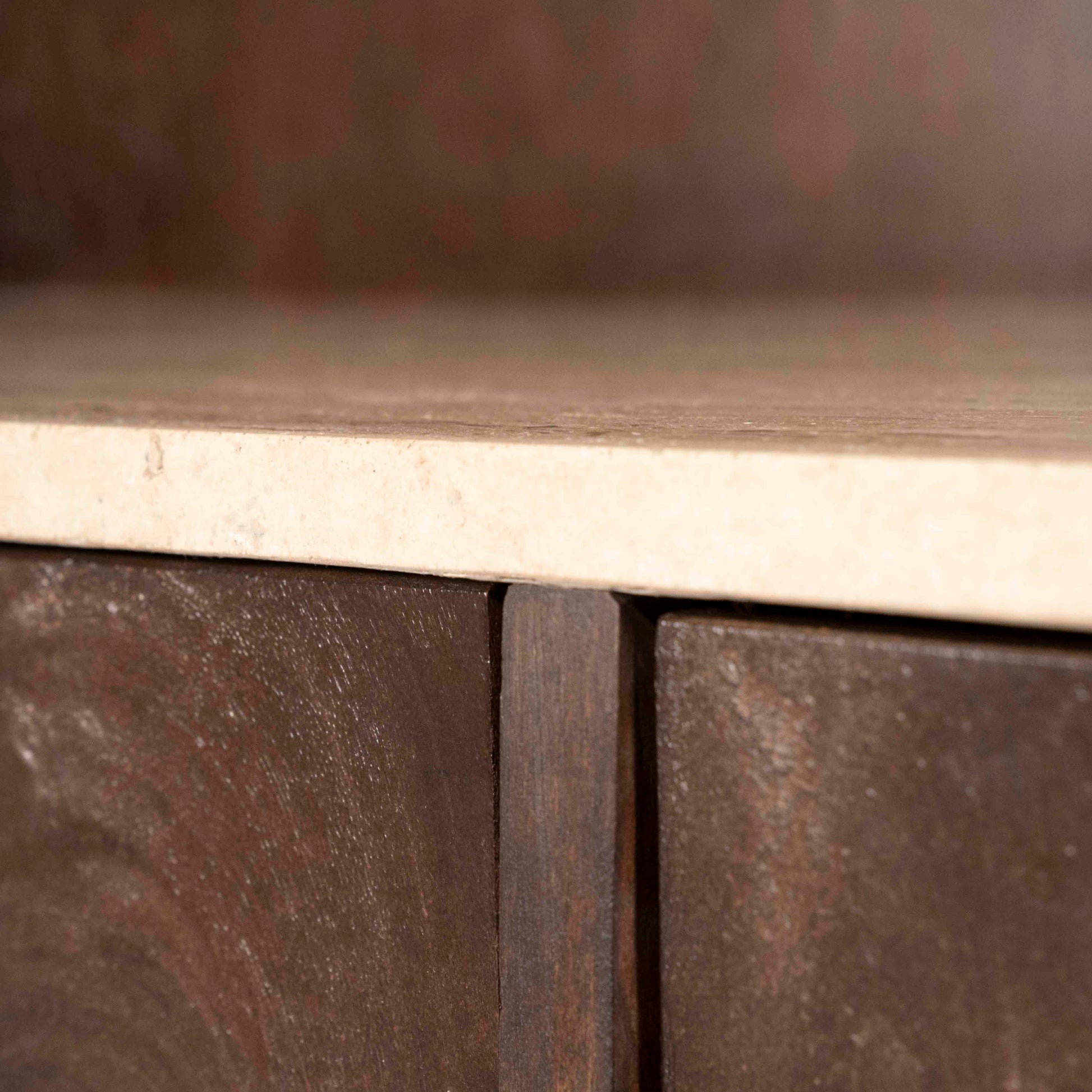 Lio Bokhylle i brunt mangotre og travertin