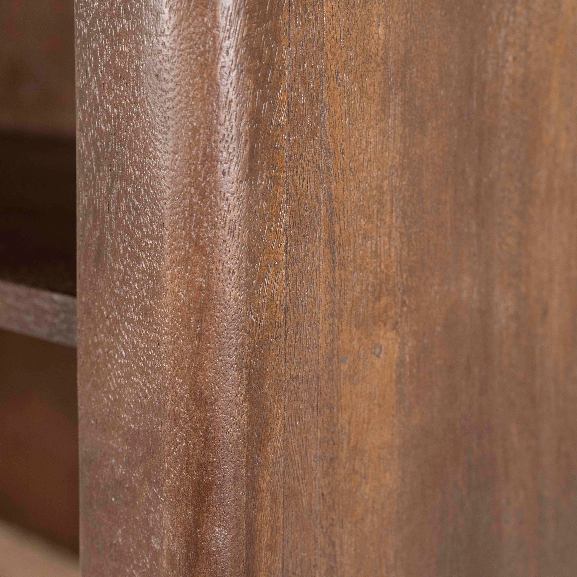 Lio Bokhylle i brunt mangotre og travertin