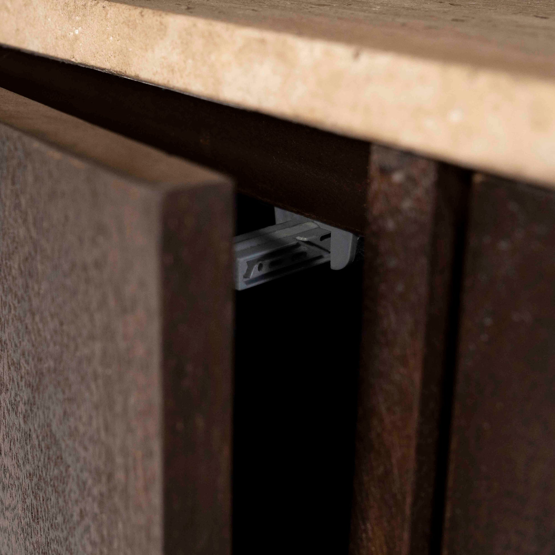 Lio Bokhylle i brunt mangotre og travertin