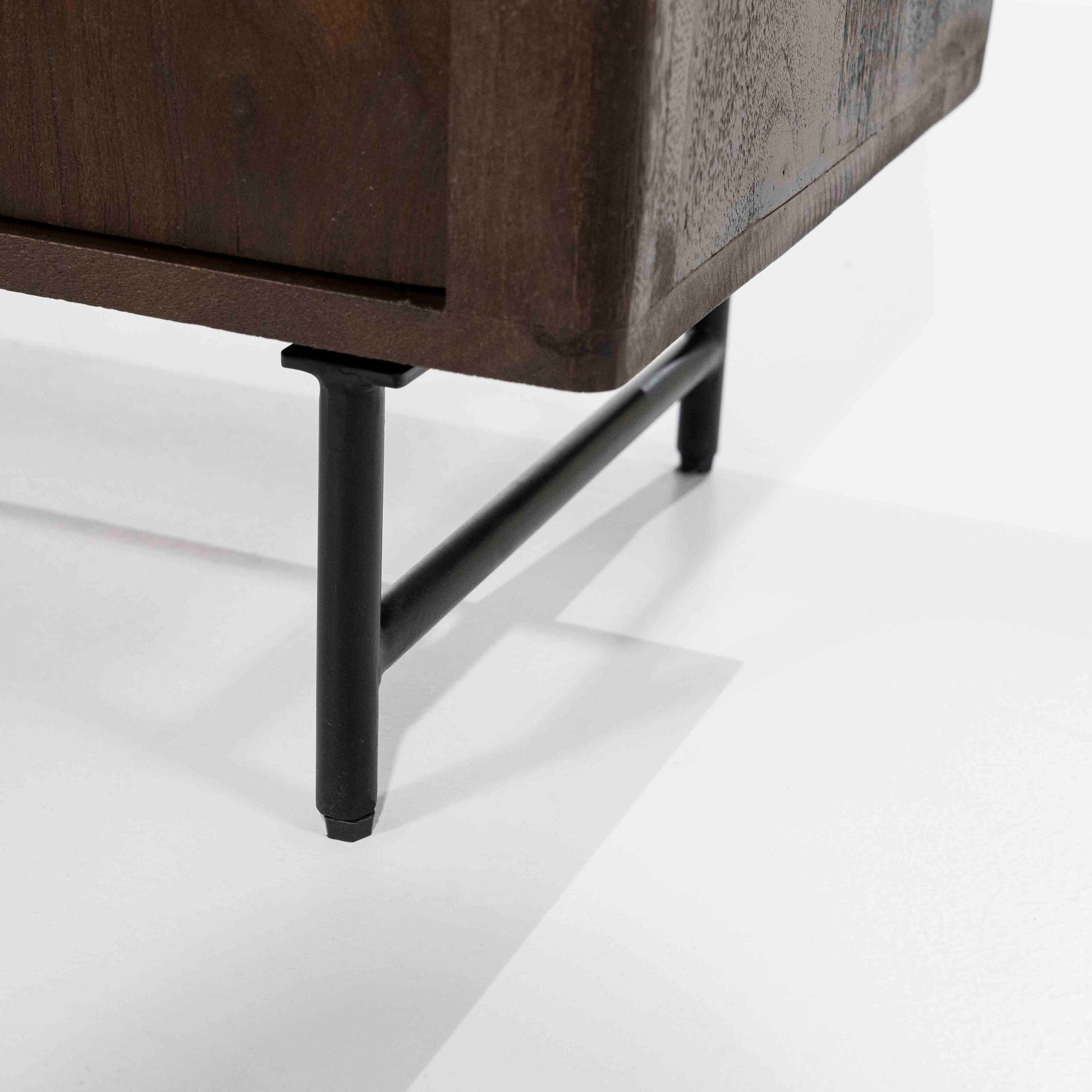 Lio Bokhylle i brunt mangotre og travertin