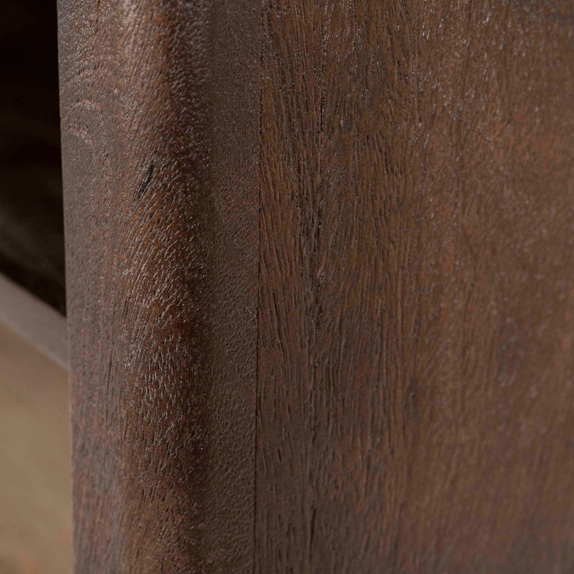 Lio Bokhylle i brunt mangotre og travertin