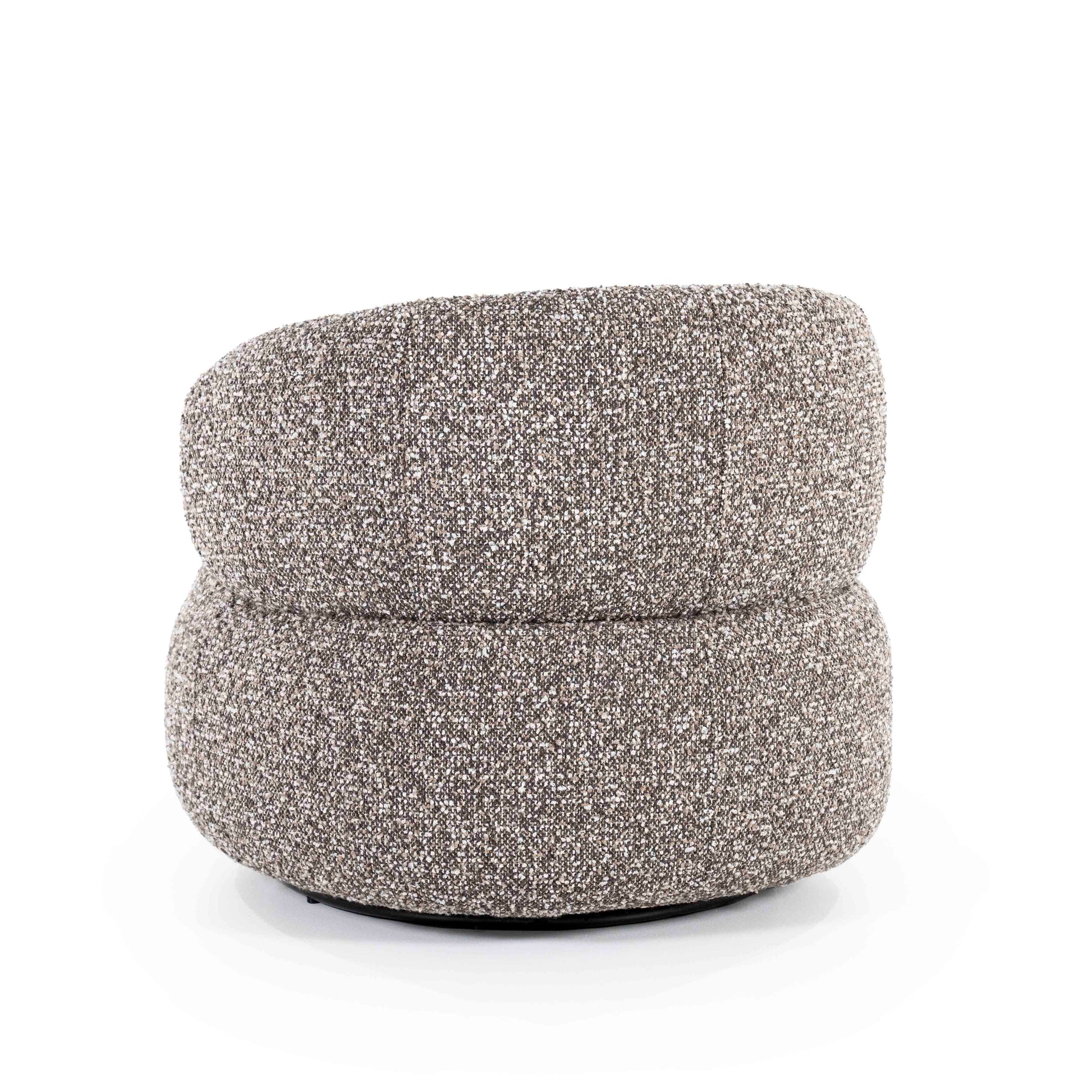 Maeve Loungestol, Taupe Maywood. Rund og myk lenestol. Lounge chair.