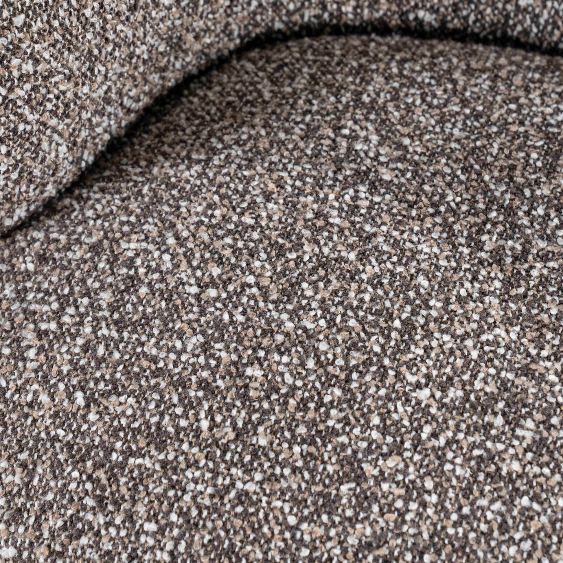 Maeve Loungestol, Taupe Maywood. Rund og myk lenestol. Lounge chair.