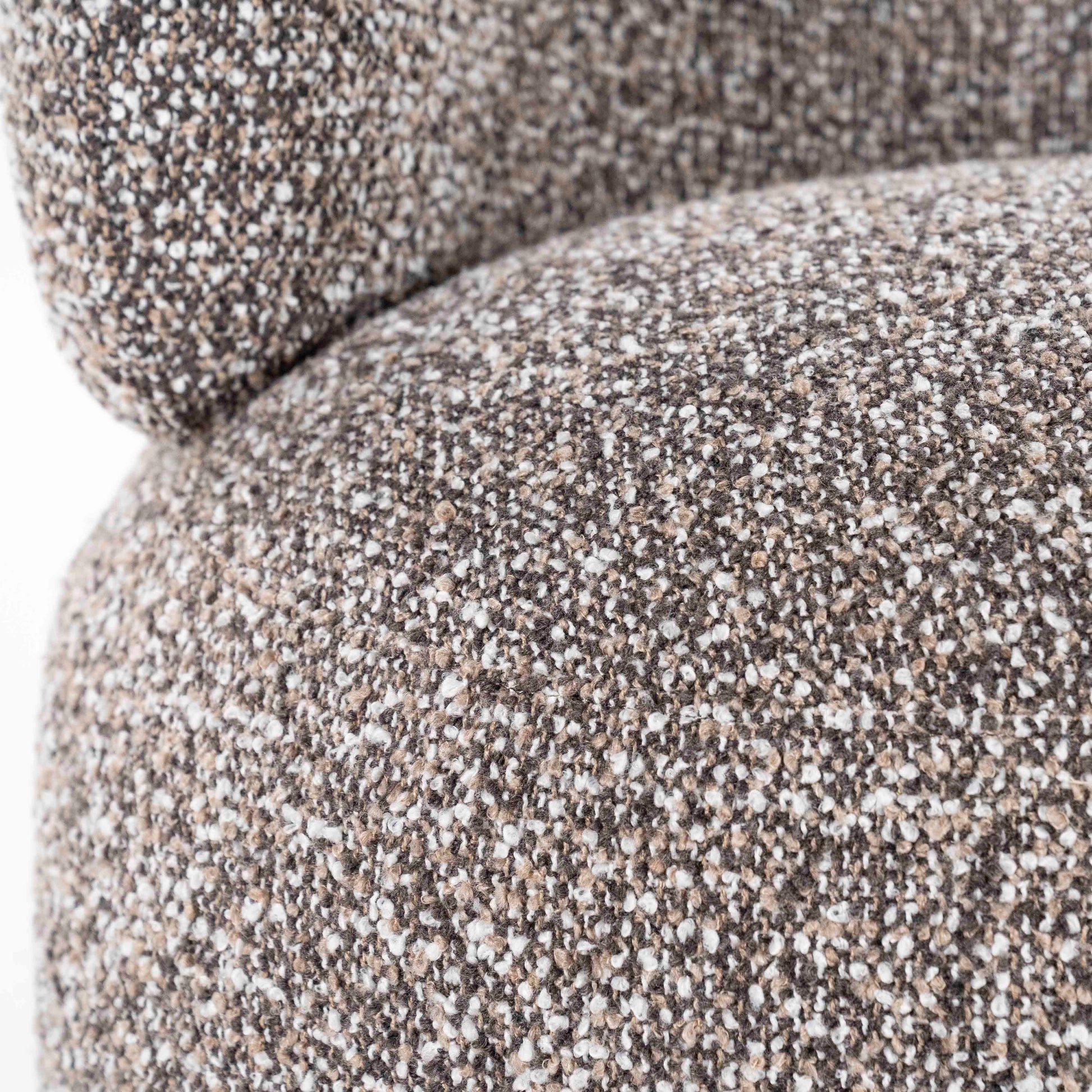 Maeve Loungestol, Taupe Maywood. Rund og myk lenestol. Lounge chair.