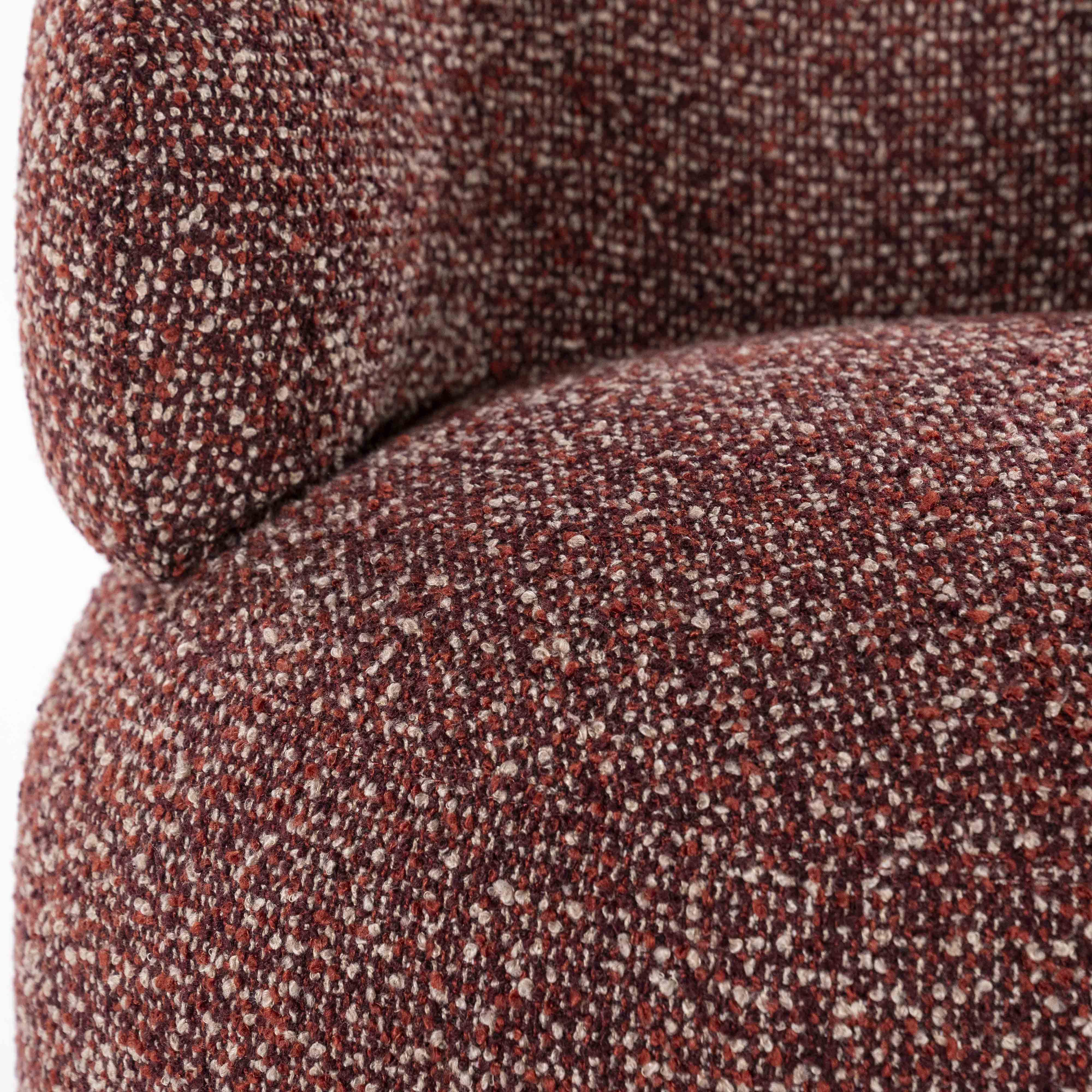 Maeve Loungestol, Red Maywood. Rustrød lenestiol. Lounge chair