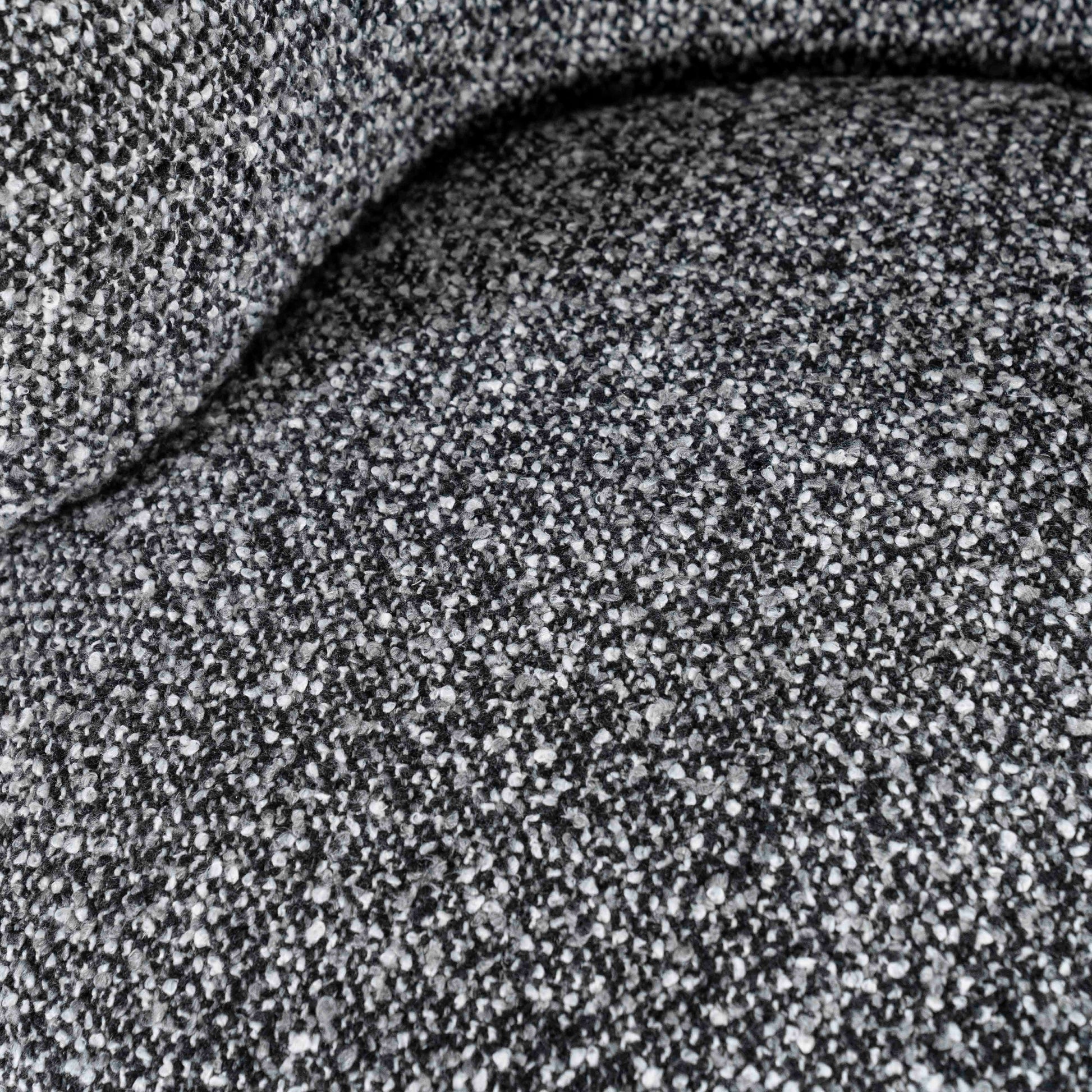 Maeve Loungestol, Black Maywood. Gråmelert myk lenestiol. Salt og pepper-aarget stol. Lounge chair.