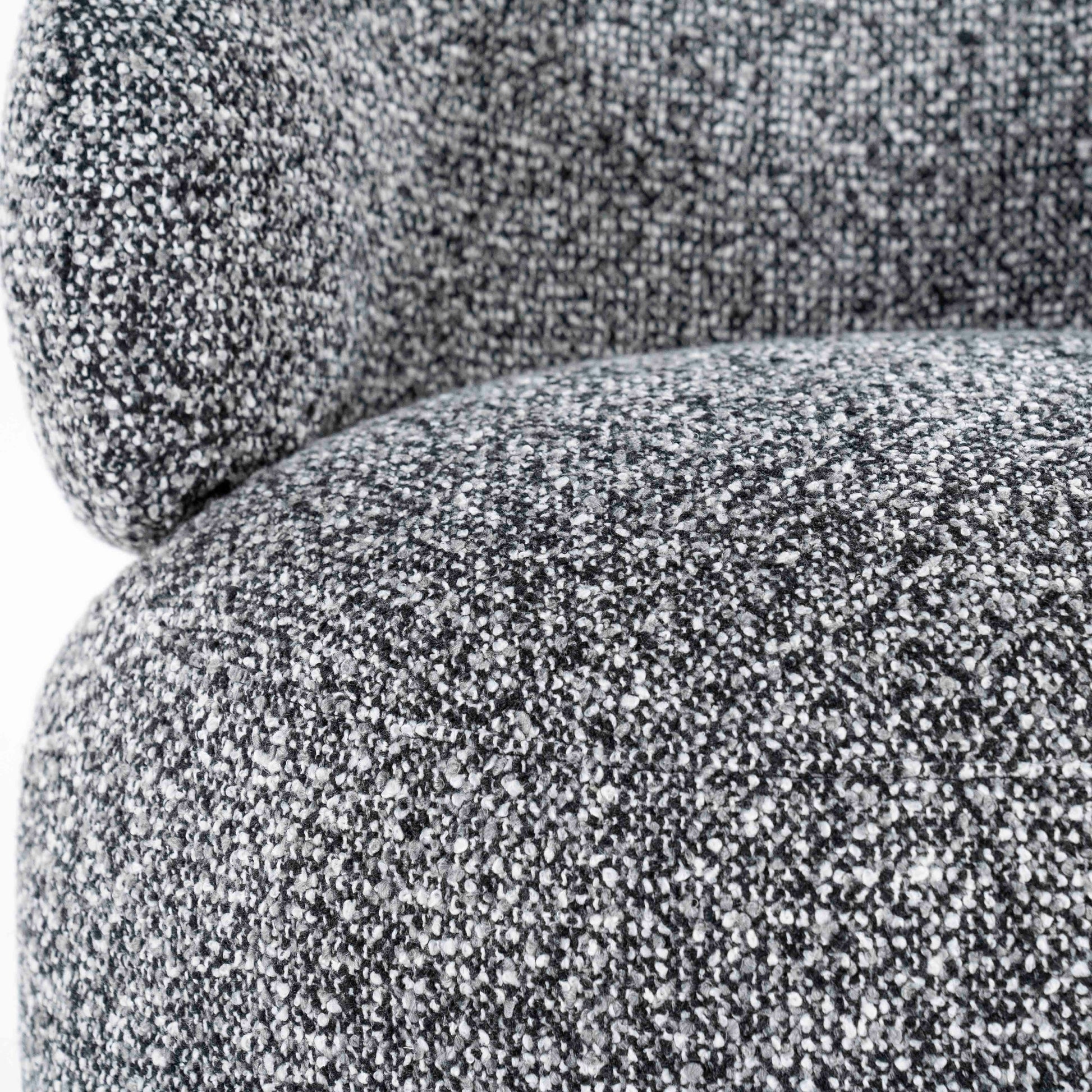 Maeve Loungestol, Black Maywood. Gråmelert myk lenestiol. Salt og pepper-aarget stol. Lounge chair.