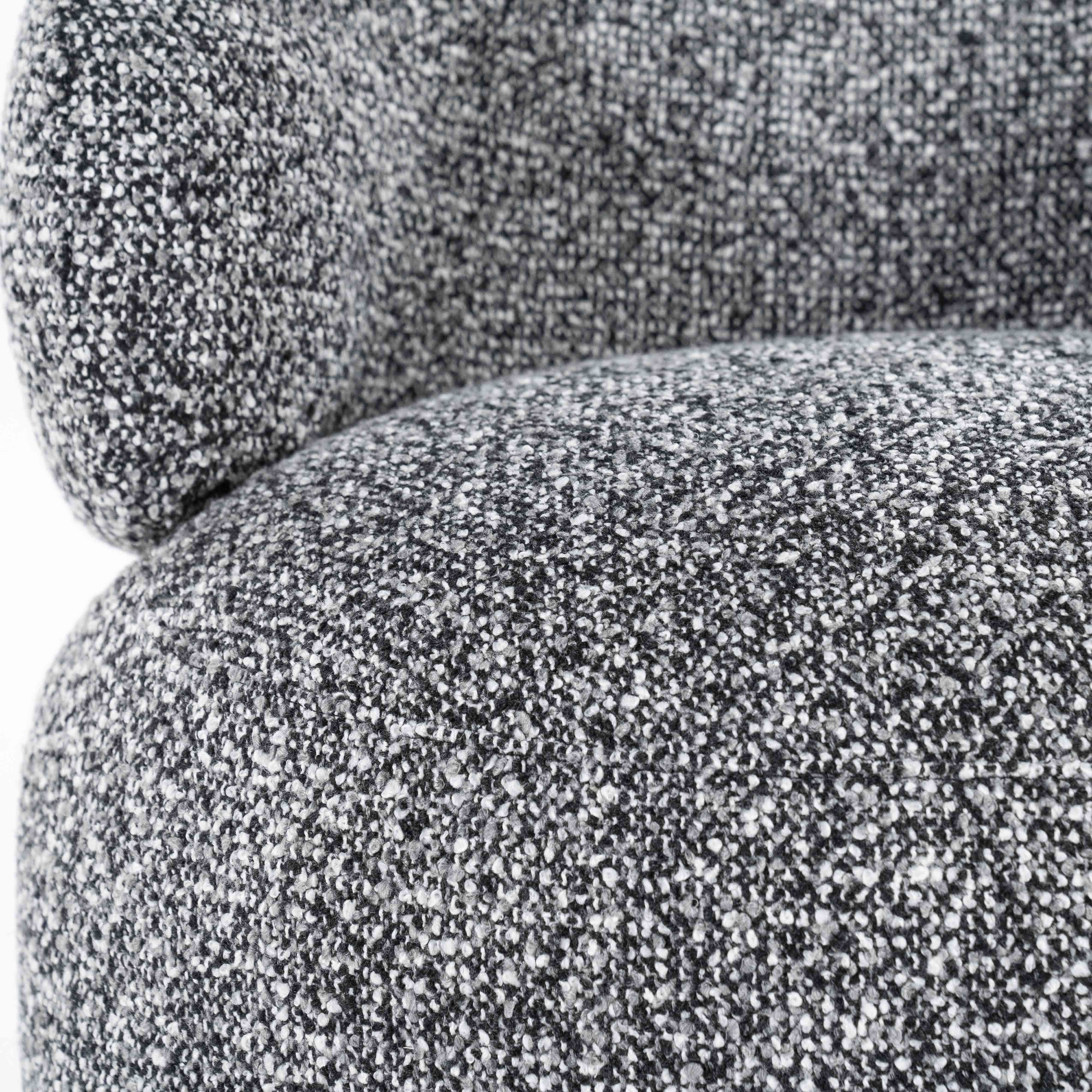 Maeve Loungestol, Black Maywood. Gråmelert myk lenestiol. Salt og pepper-aarget stol. Lounge chair.