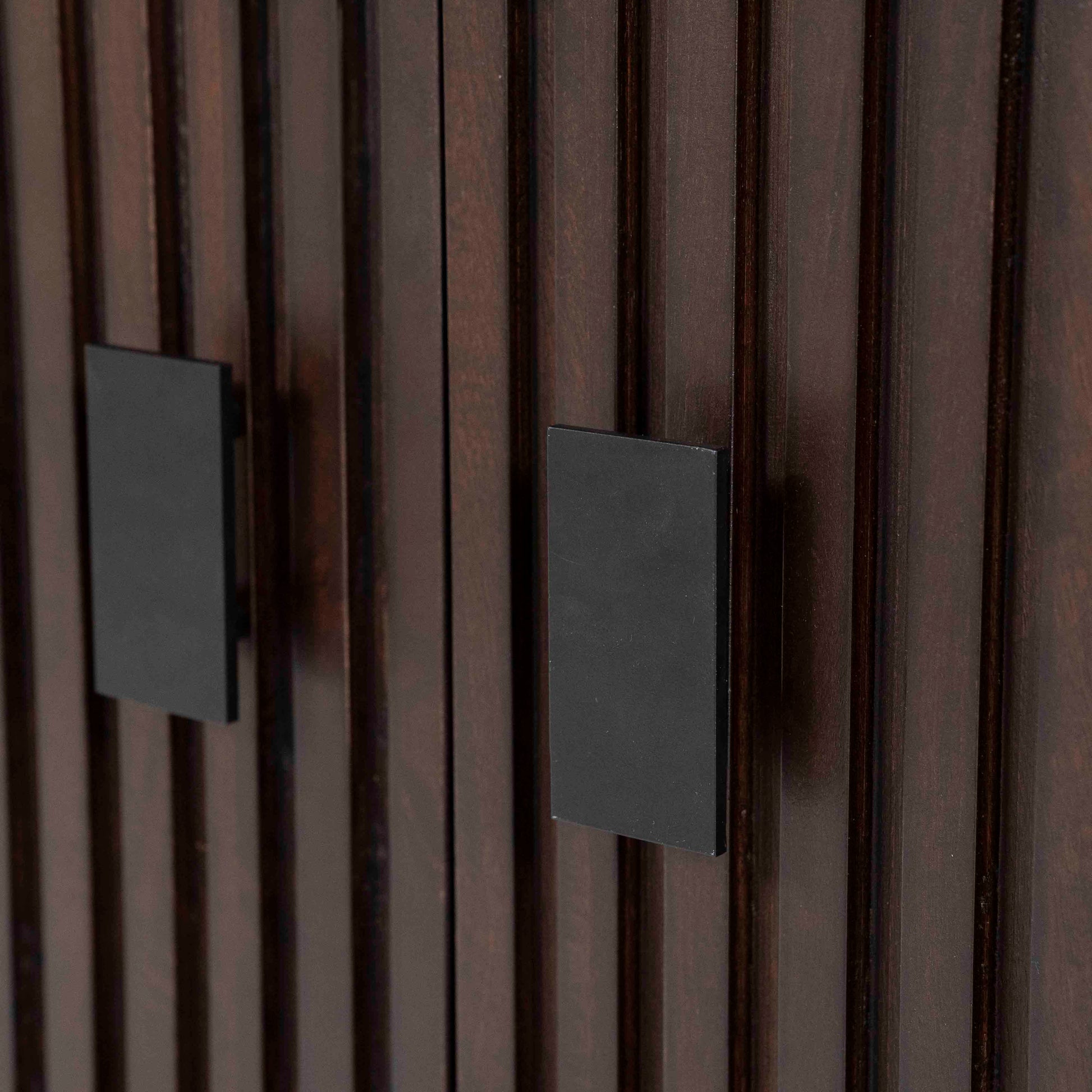 Remi Bokhylle med dører. Brunt mangotre.