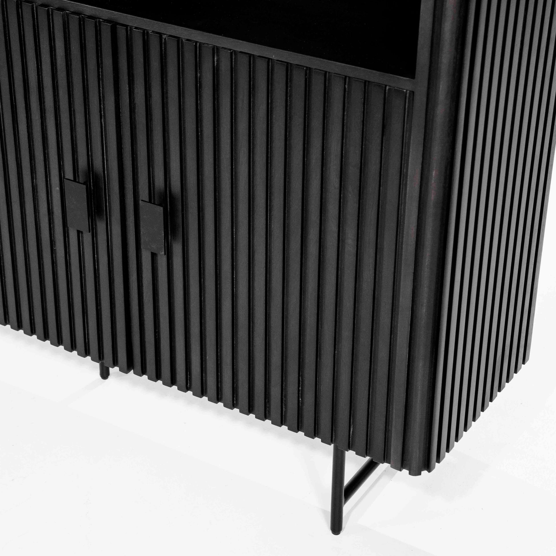 Remi Bokhylle. Svart mangotre. Bokhylle med dører. 