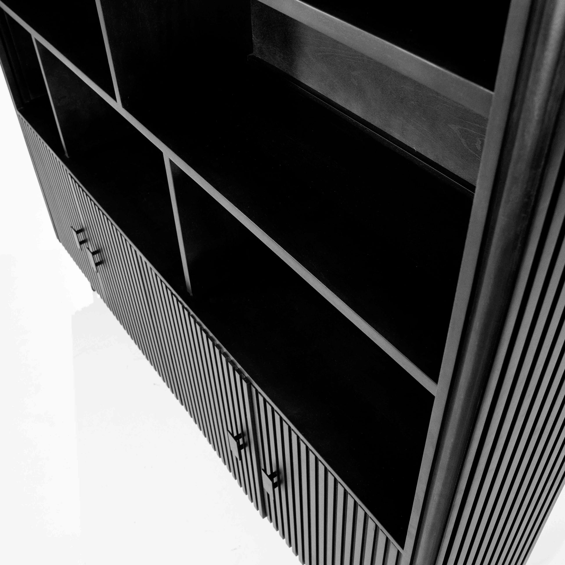 Remi Bokhylle. Svart mangotre. Bokhylle med dører. 