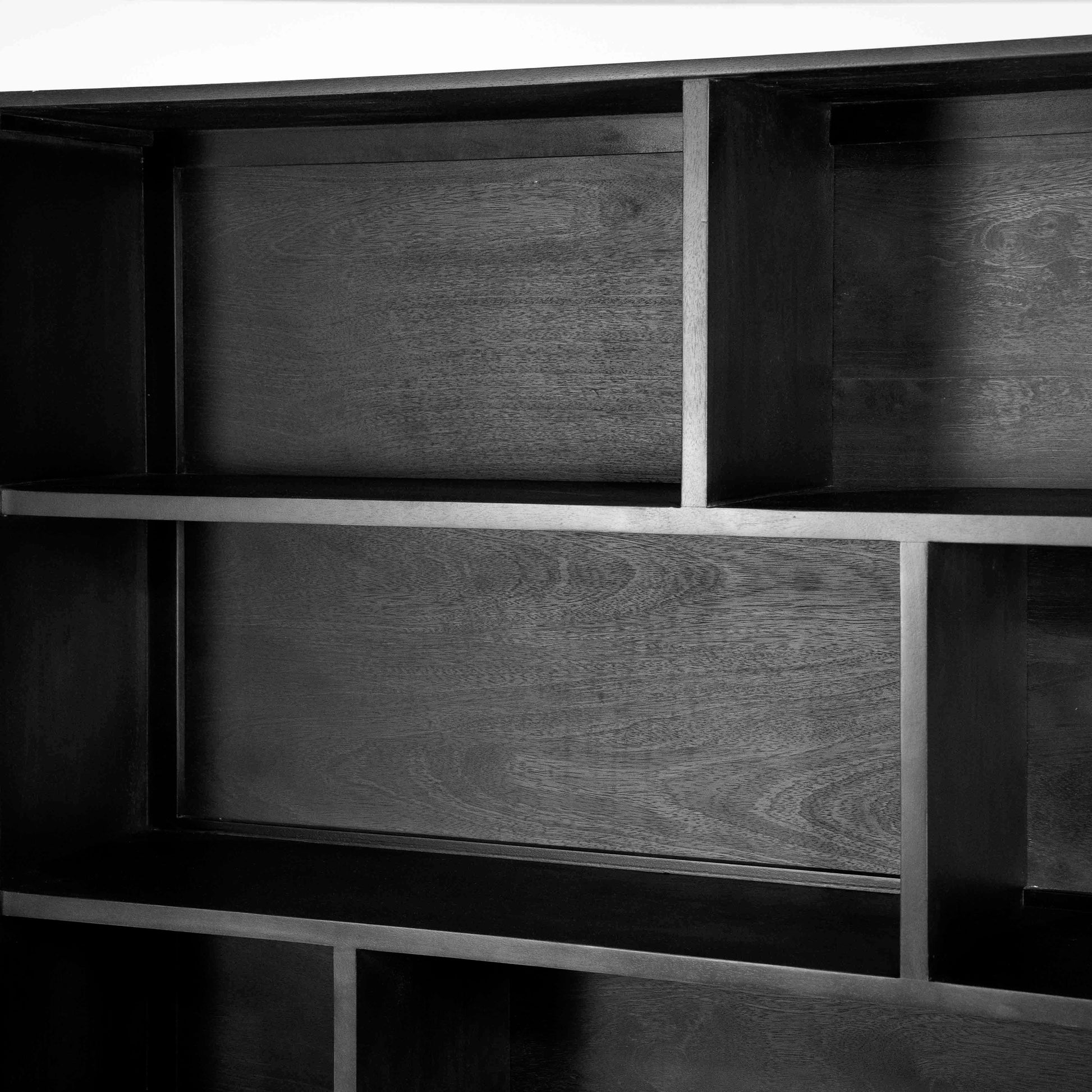 Remi Bokhylle. Svart mangotre. Bokhylle med dører. 