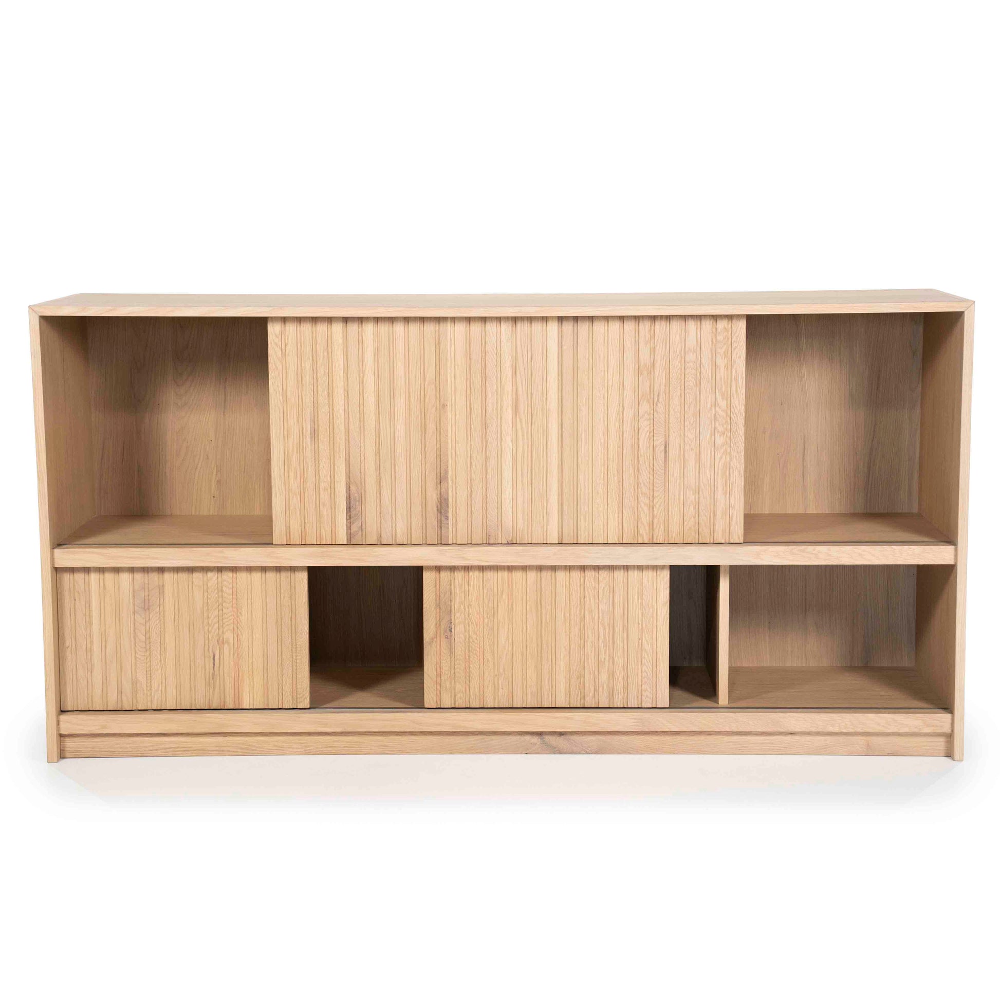 Milo Skjenk med skyvedører. Lys eik.