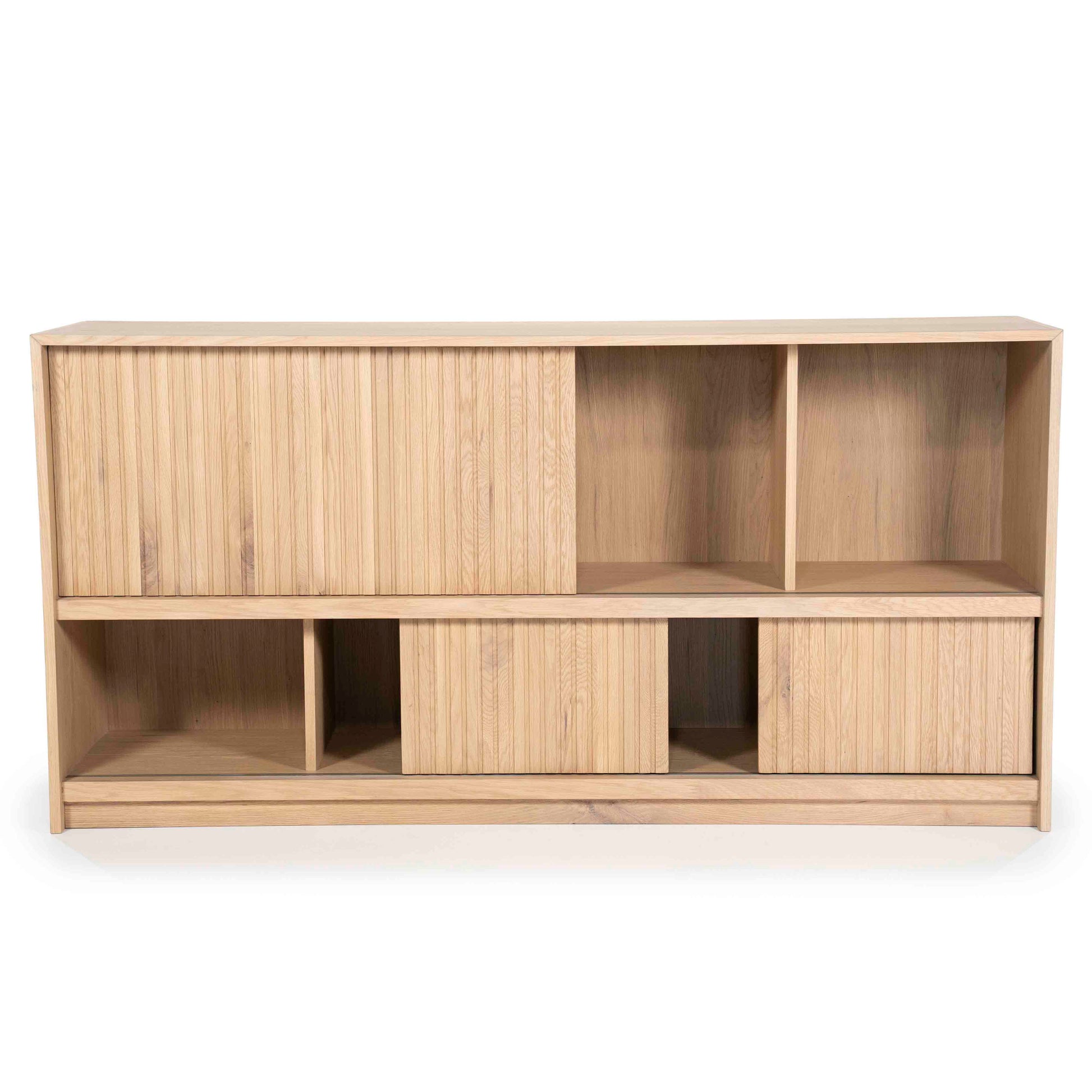 Milo Skjenk med skyvedører. Lys eik.