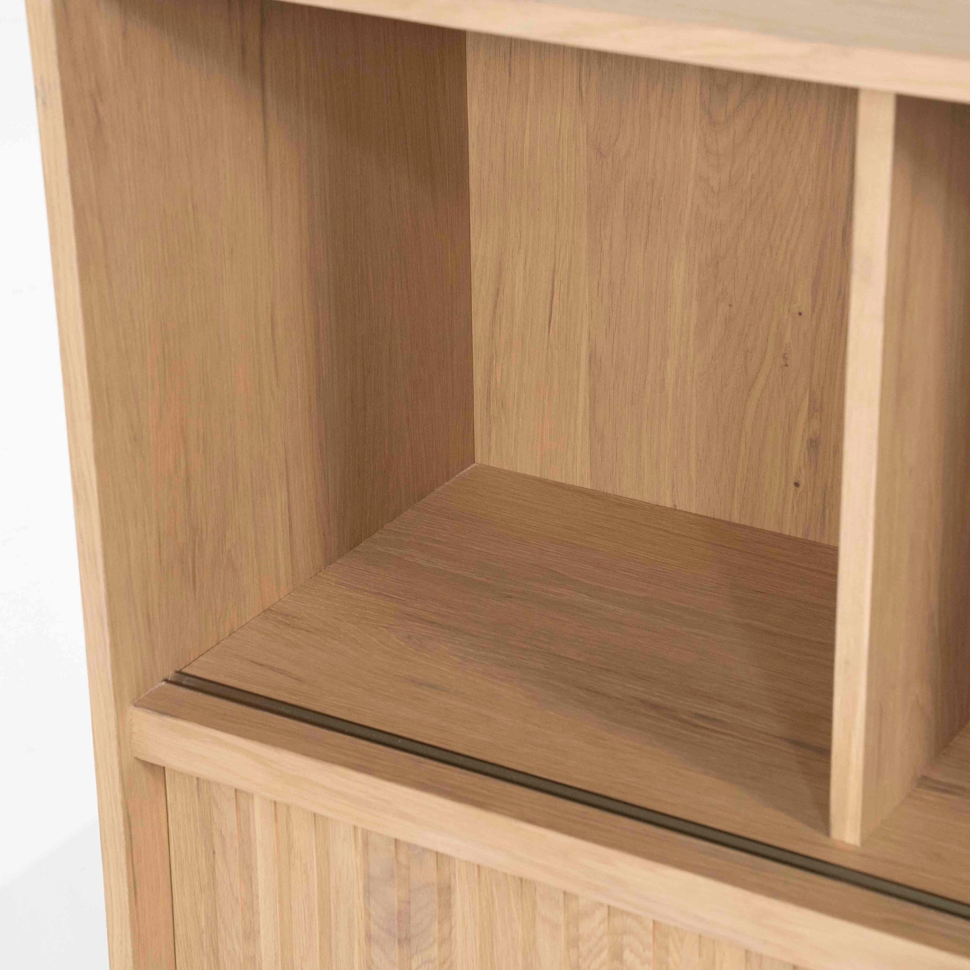 Milo Skjenk med skyvedører. Lys eik.