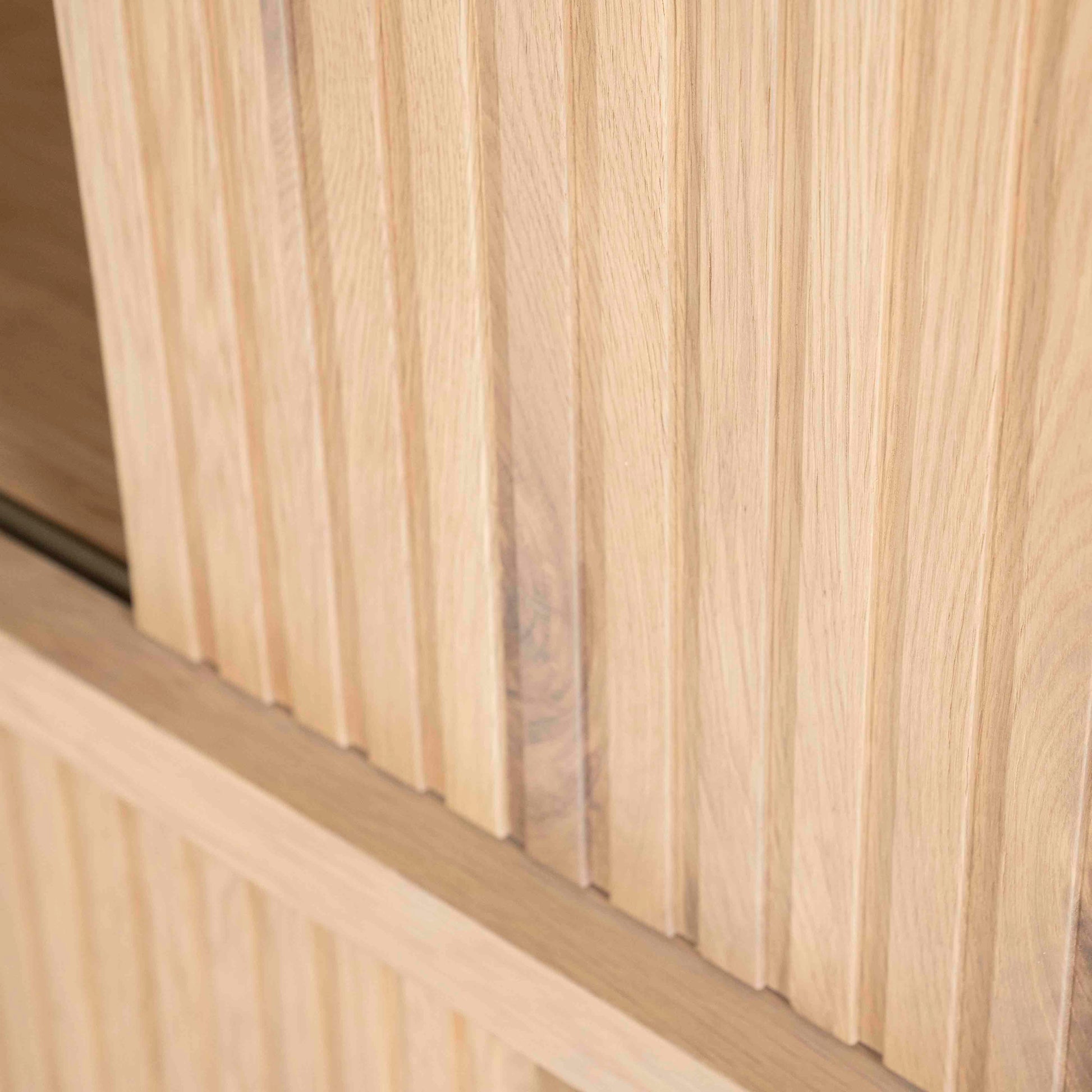 Milo Skjenk med skyvedører. Lys eik. Detaljer av treverk