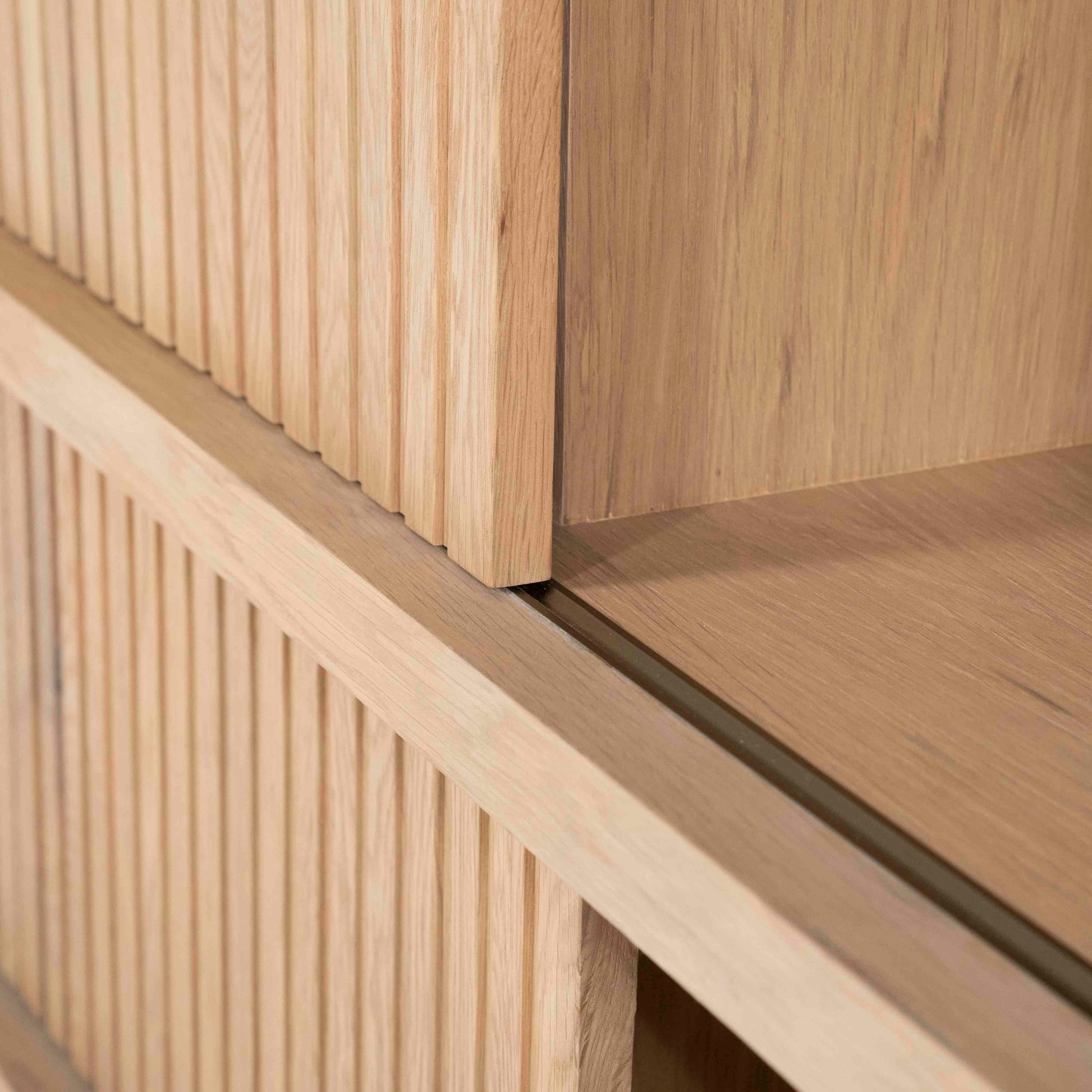 Milo Skjenk med skyvedører. Lys eik. Detaljer