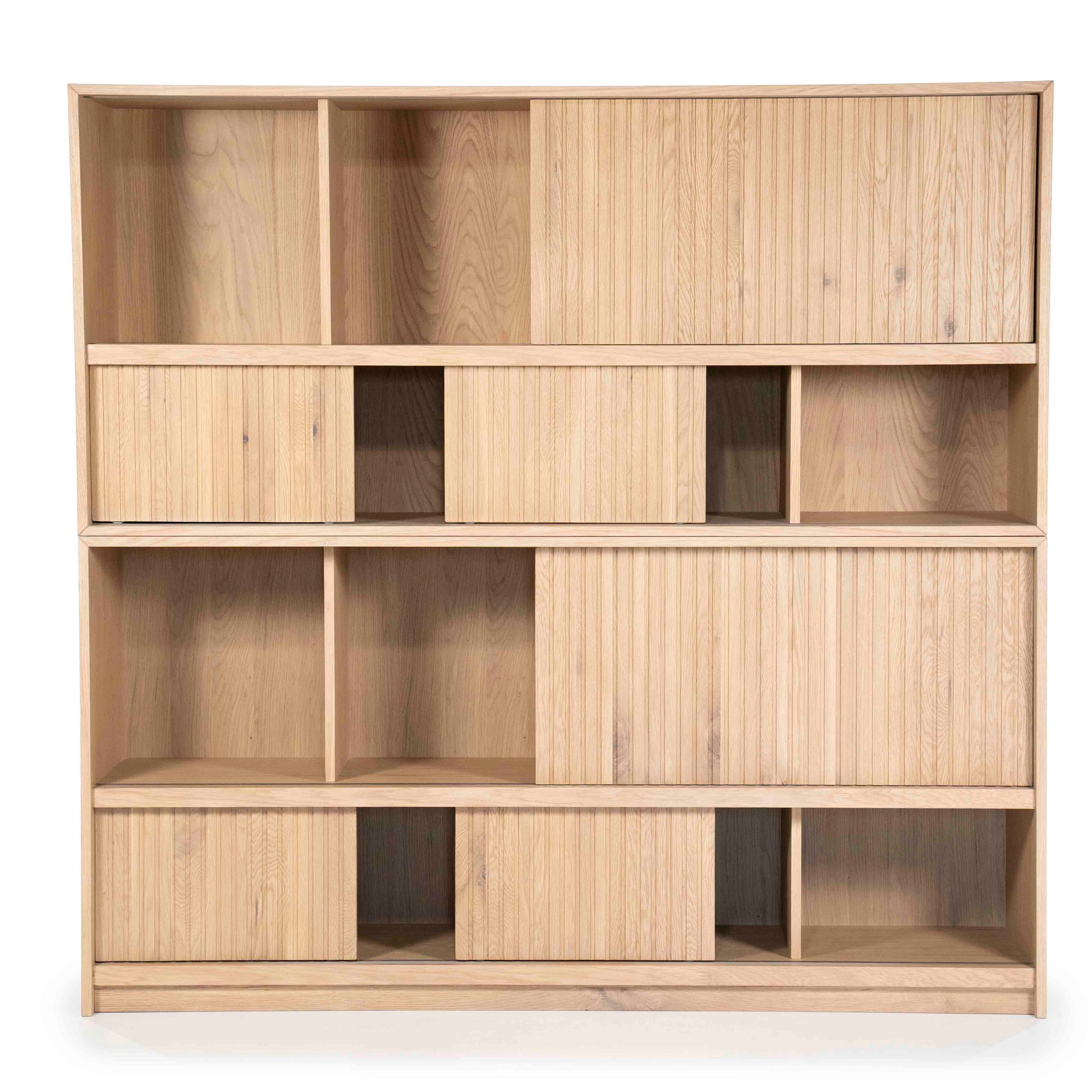 Milo Bokhylle, Lys eik