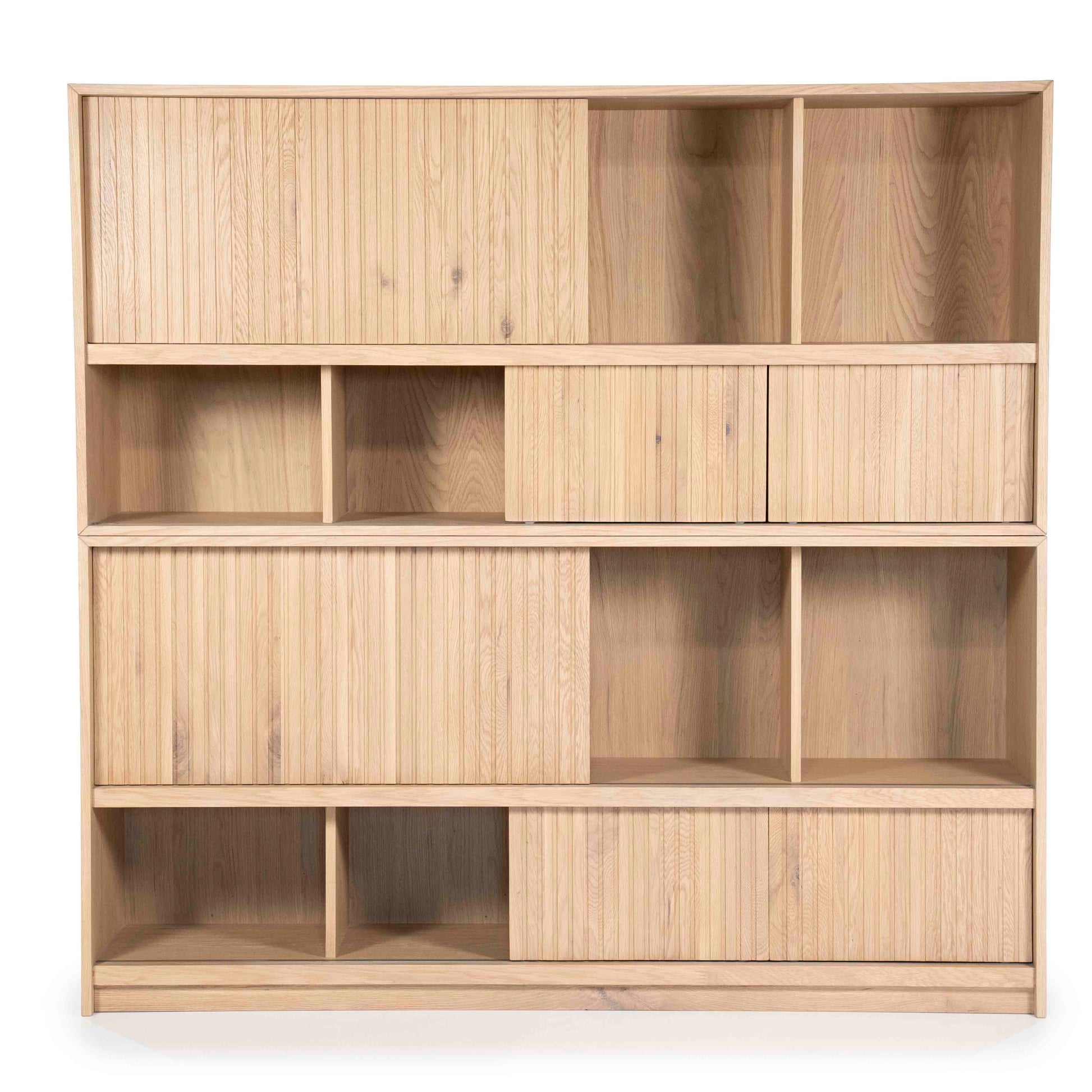 Milo Bokhylle, Lys eik. Bokhylle med skyvedører.