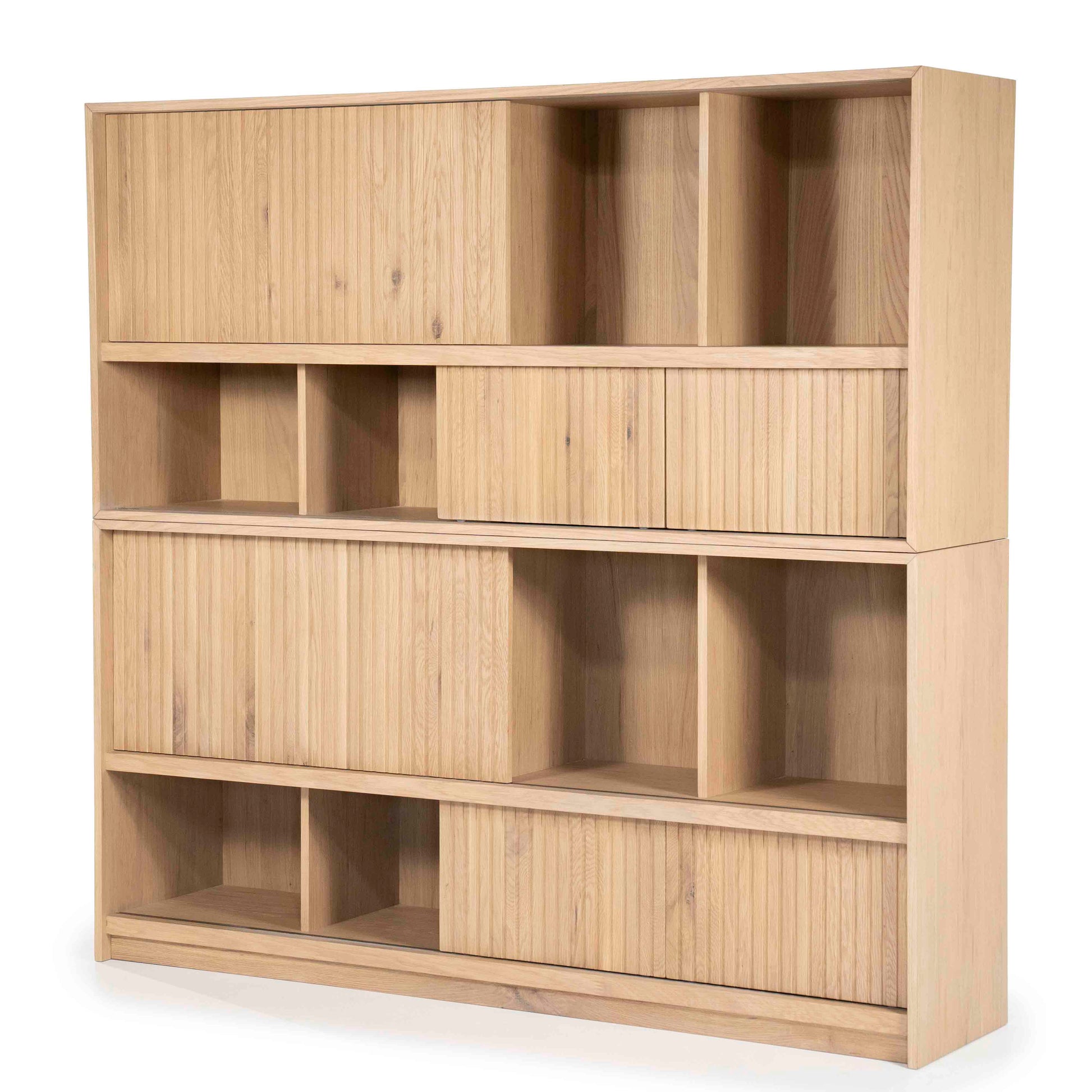 Milo Bokhylle, Lys eik. Bokhylle med skyvedører.