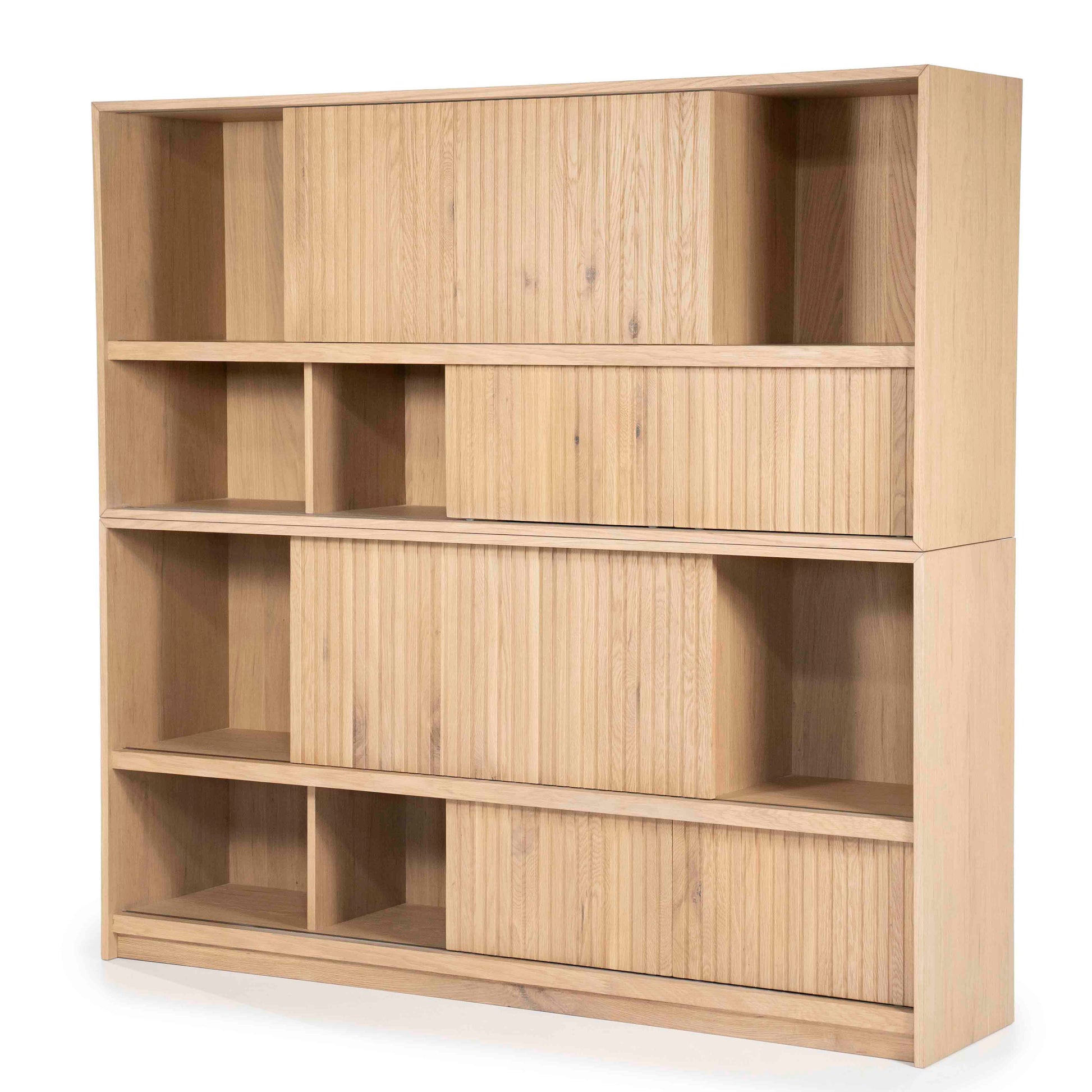 Milo Bokhylle, Lys eik. Bokhylle med skyvedører.