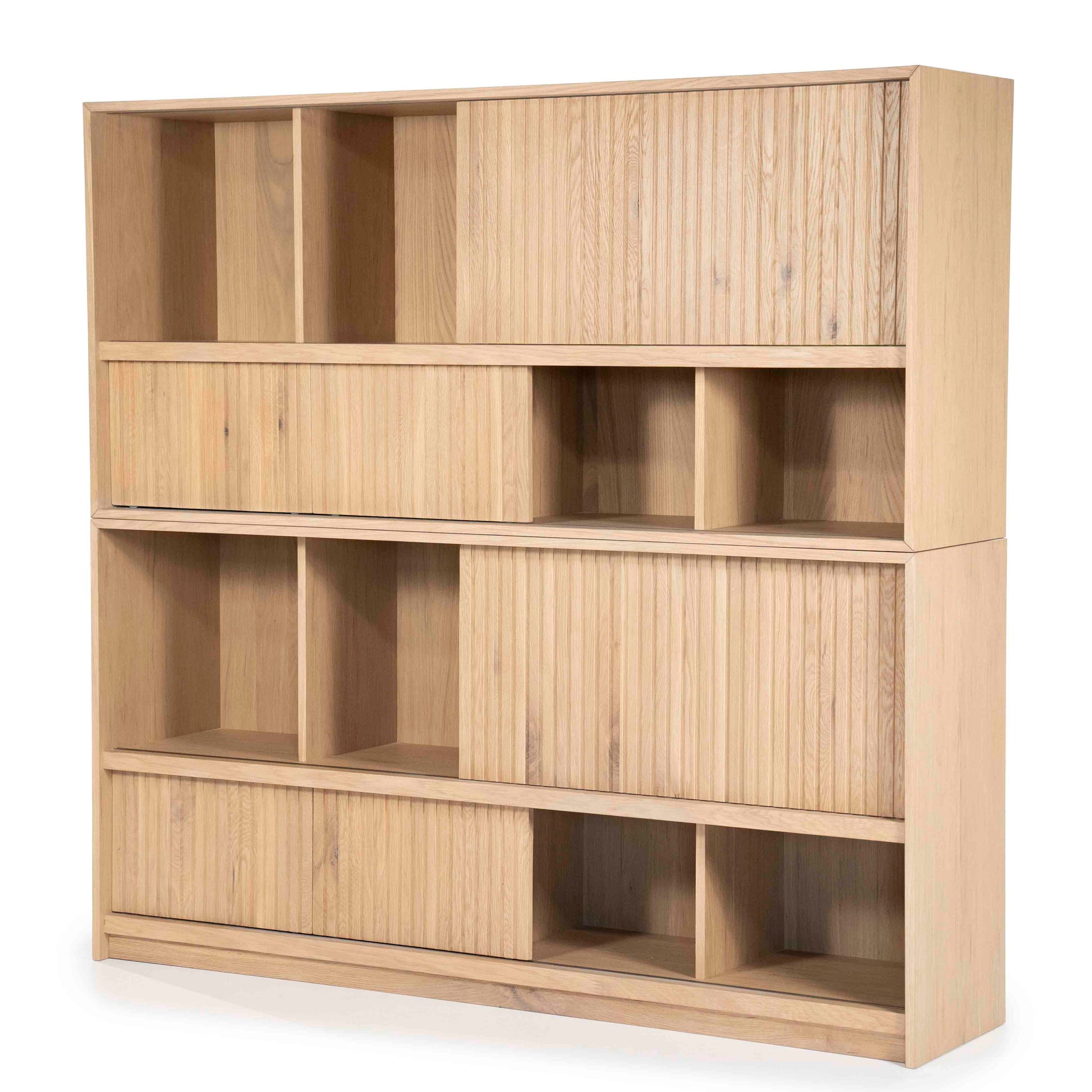 Milo Bokhylle, Lys eik. Bokhylle med skyvedører.